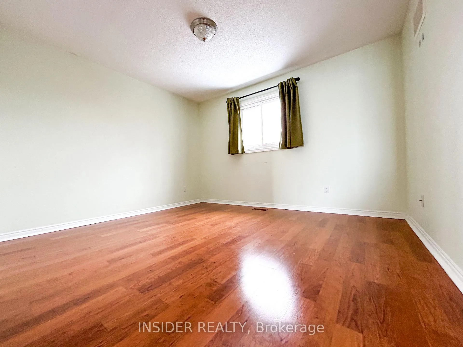 Photo 10 of 98 White Boulevard, Vaughan, Brownridge — HOMEH