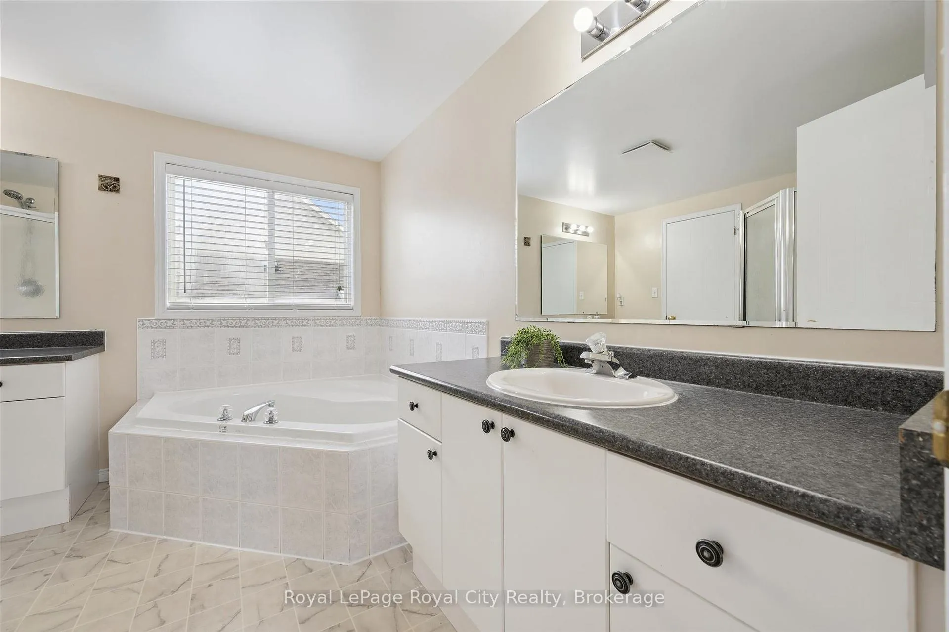 Photo 25 of 45 Darling Crescent, Guelph, Pineridge/Westminster Woods — HOMEH
