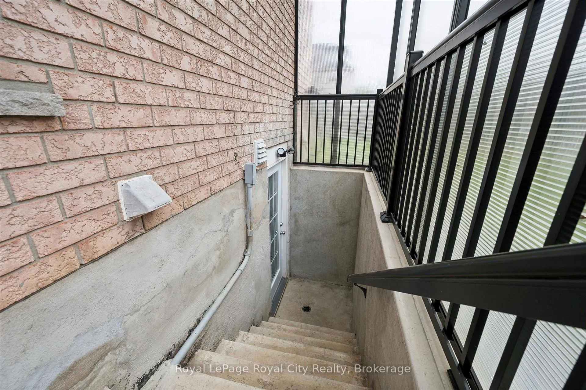 Photo 42 of 45 Darling Crescent, Guelph, Pineridge/Westminster Woods — HOMEH
