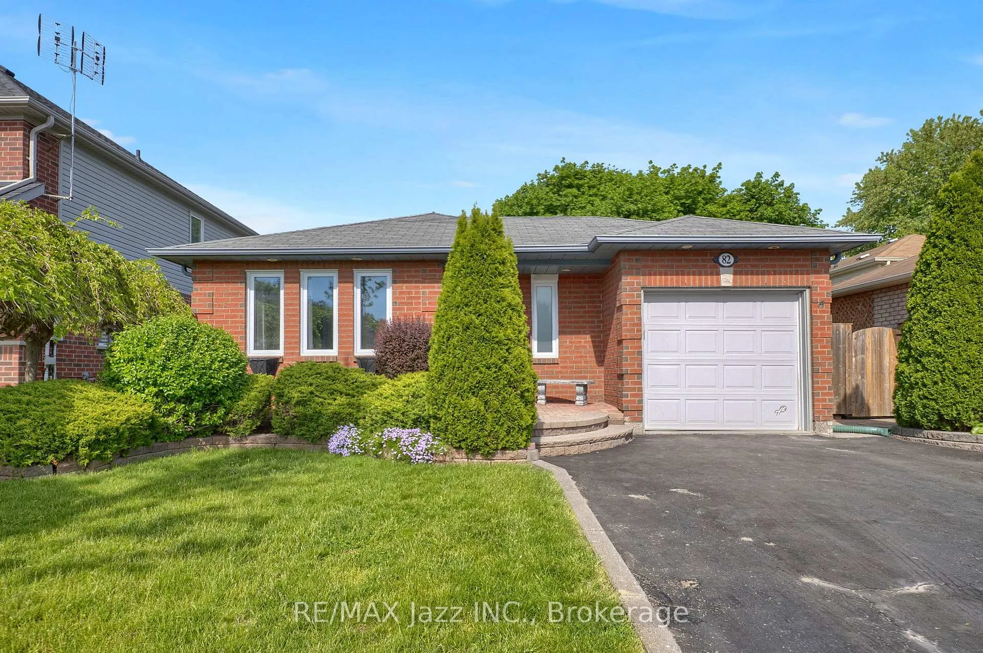 Photo 2 of 82 Mcmann Crescent, Clarington, Courtice — HOMEH