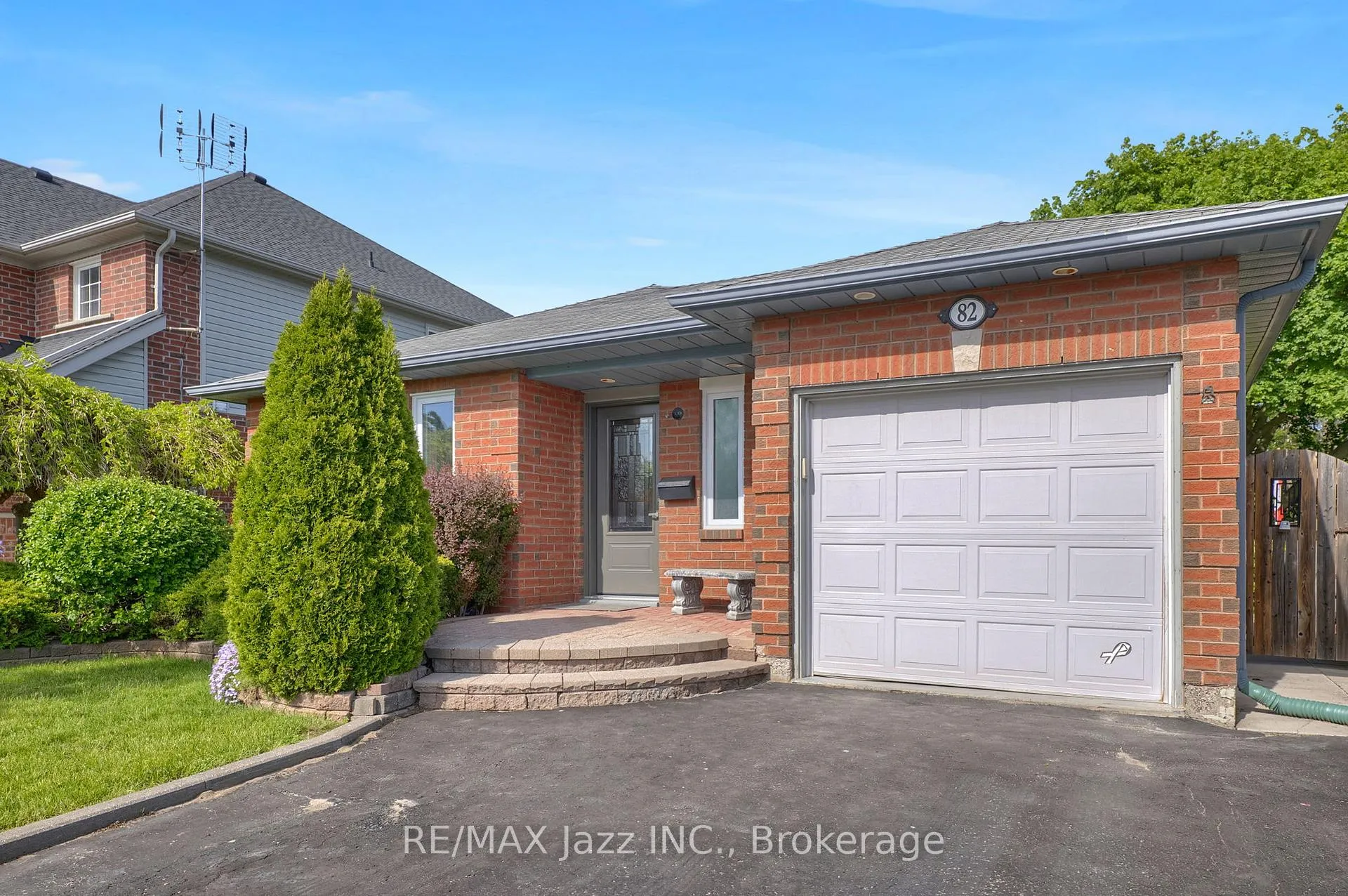 Photo 3 of 82 Mcmann Crescent, Clarington, Courtice — HOMEH