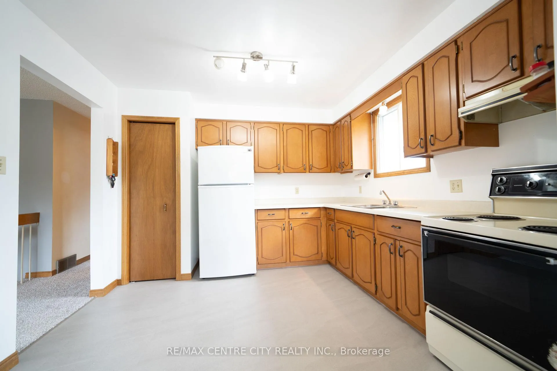 Photo 23 of 25 Pearson Avenue, Strathroy-Caradoc, SW — HOMEH