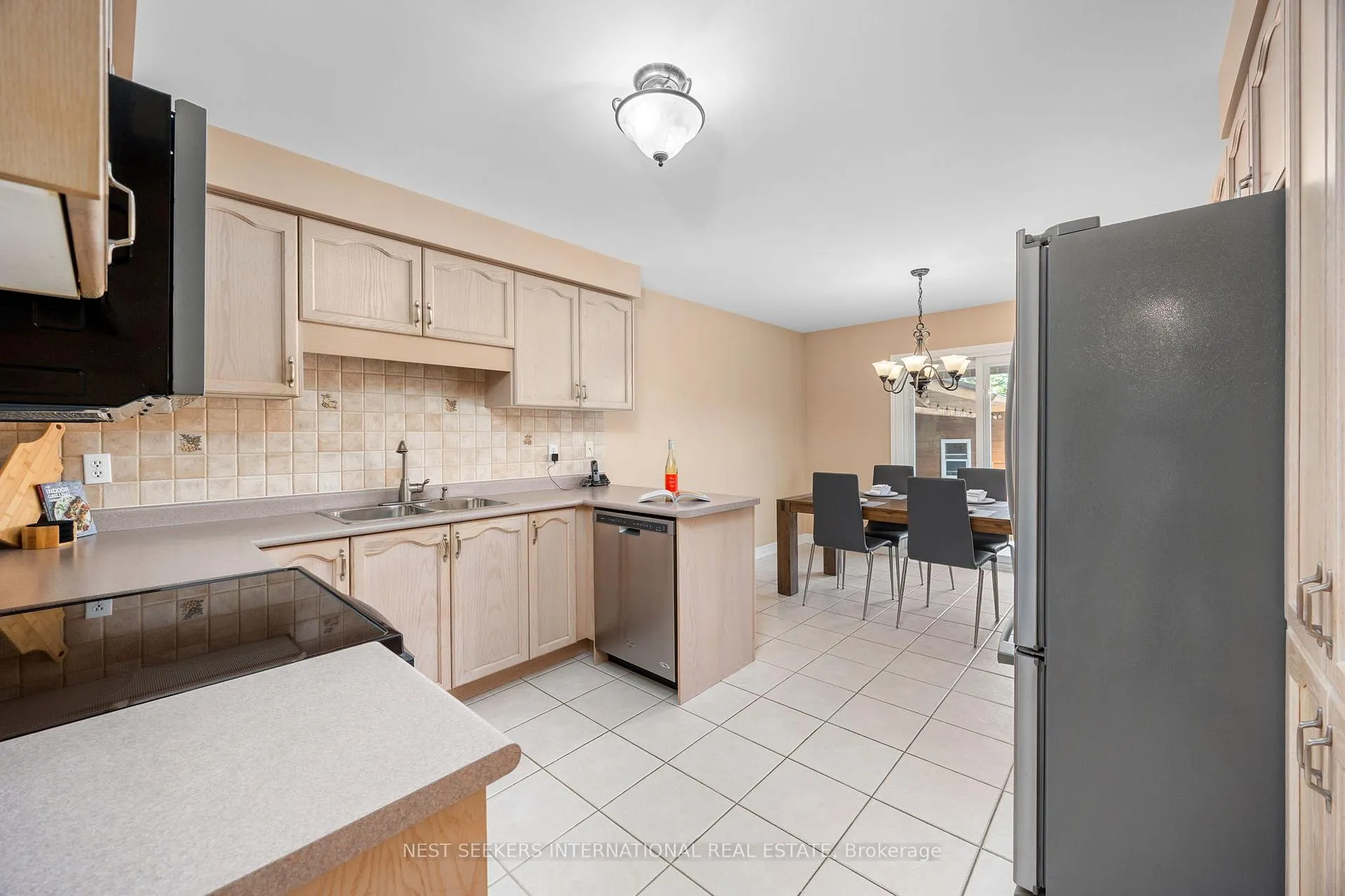 Photo 10 of 422 Fernforest Drive, Brampton, Sandringham-Wellington — HOMEH