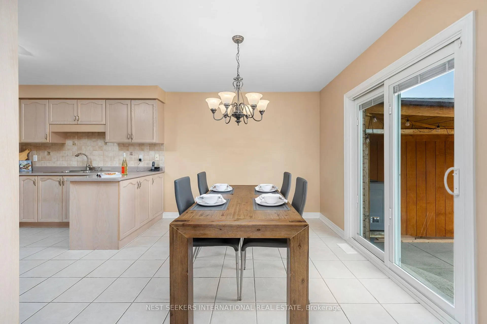 Photo 13 of 422 Fernforest Drive, Brampton, Sandringham-Wellington — HOMEH