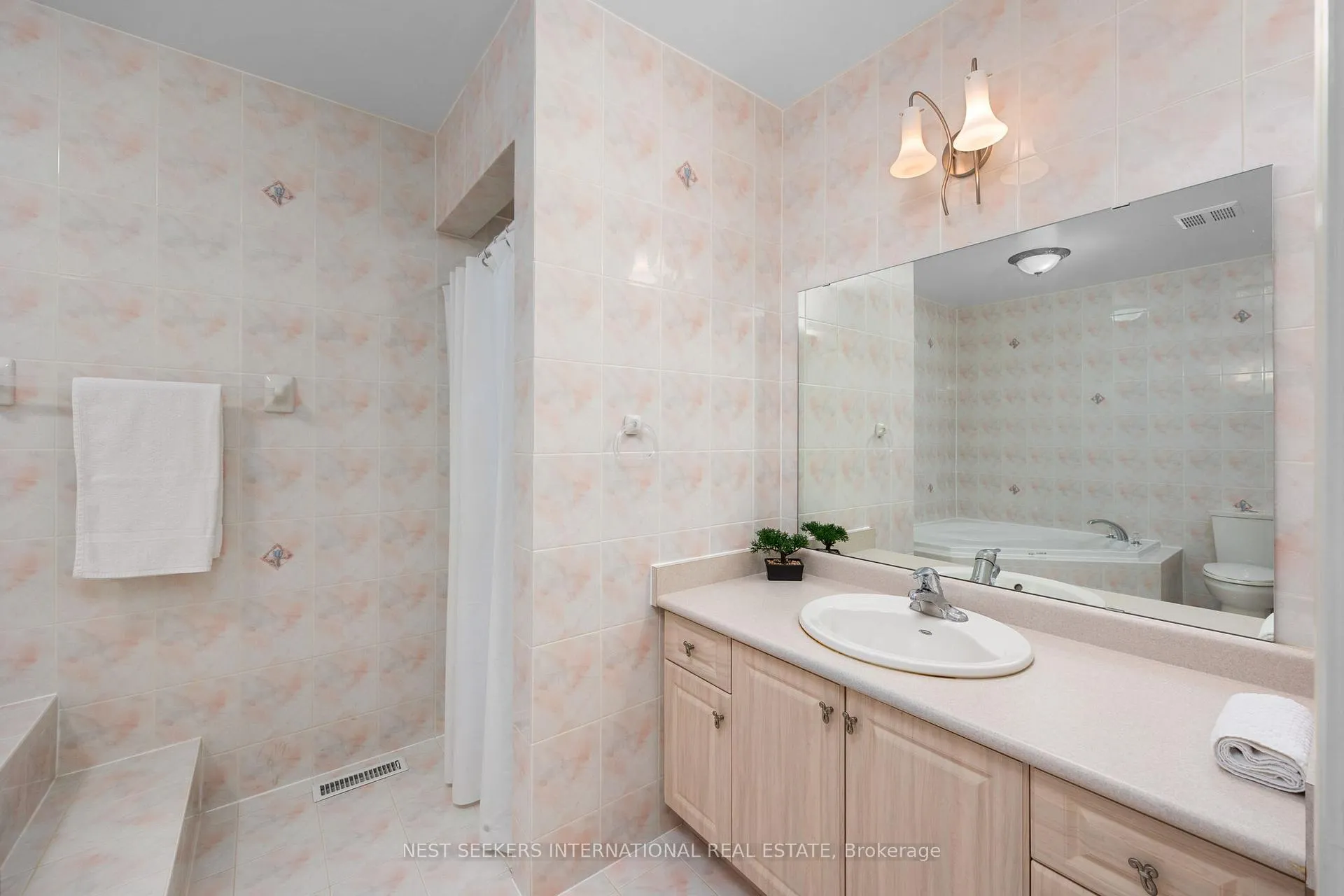 Photo 30 of 422 Fernforest Drive, Brampton, Sandringham-Wellington — HOMEH
