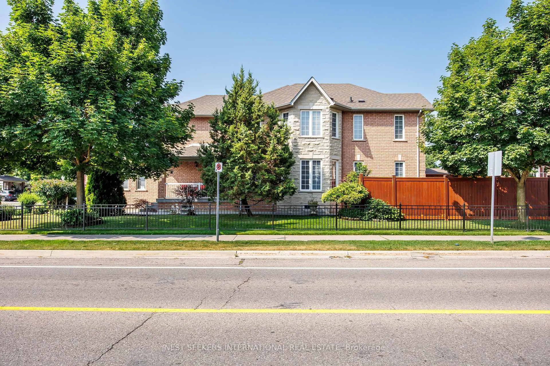 Photo 43 of 422 Fernforest Drive, Brampton, Sandringham-Wellington — HOMEH