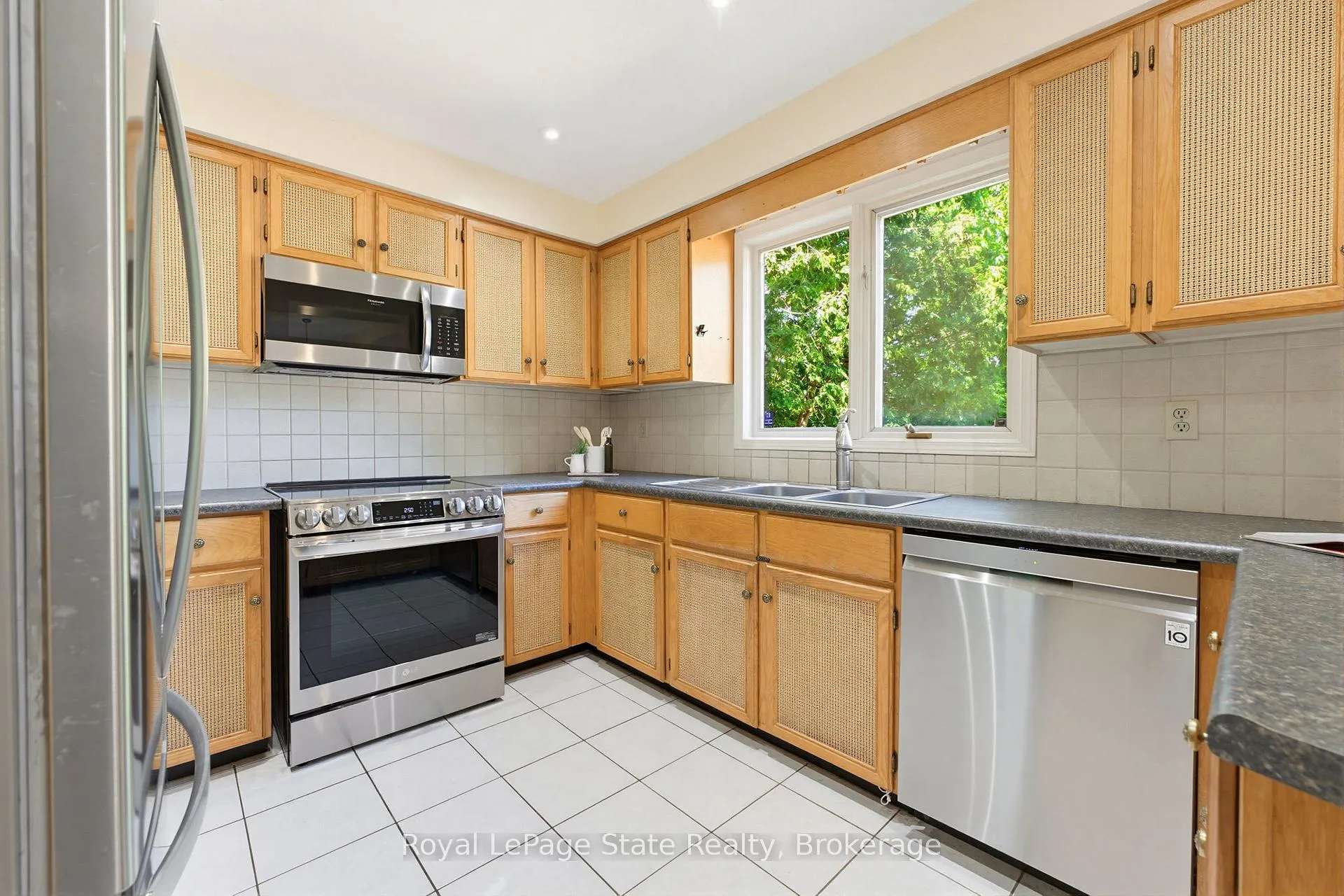 Photo 16 of 2155 Heidi Avenue, Burlington, Headon — HOMEH