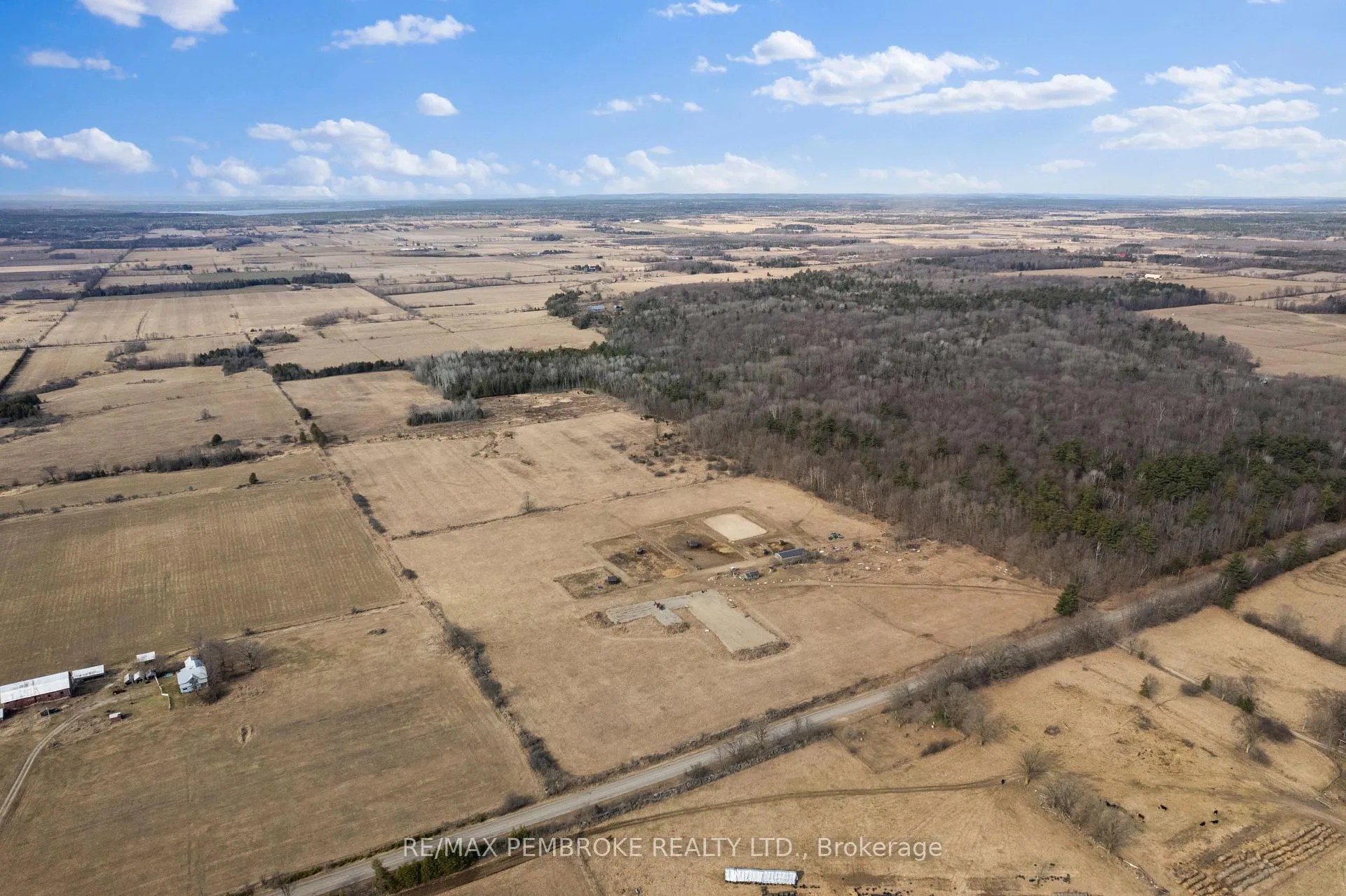 Photo 9 of 2111 Snake River Line, Laurentian Valley — HOMEH