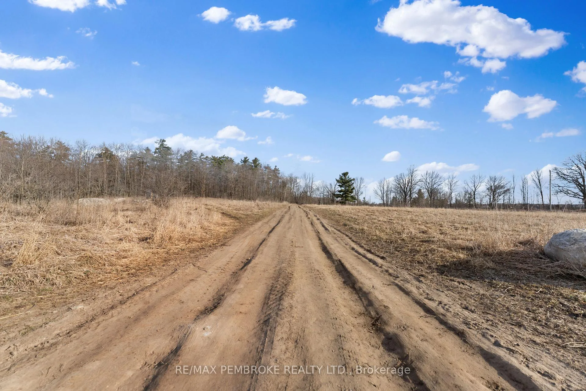 Photo 11 of 2111 Snake River Line, Laurentian Valley — HOMEH