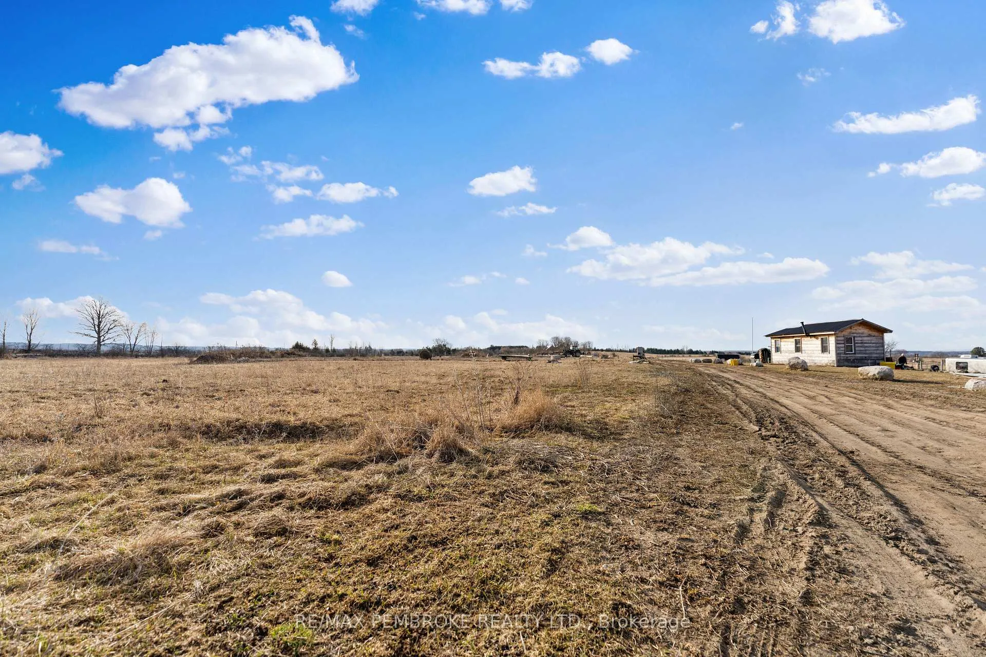 Photo 12 of 2111 Snake River Line, Laurentian Valley — HOMEH