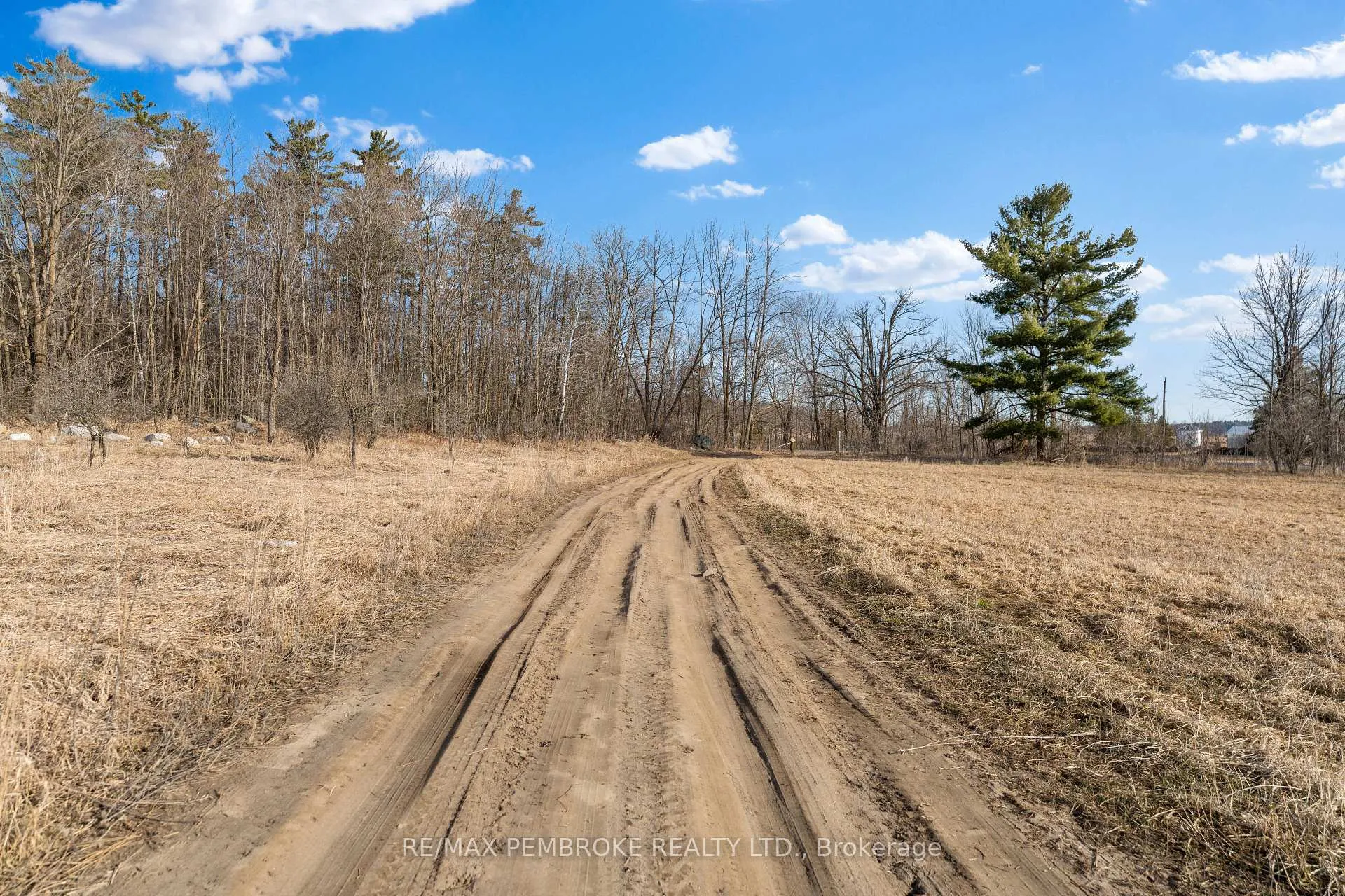 Photo 15 of 2111 Snake River Line, Laurentian Valley — HOMEH
