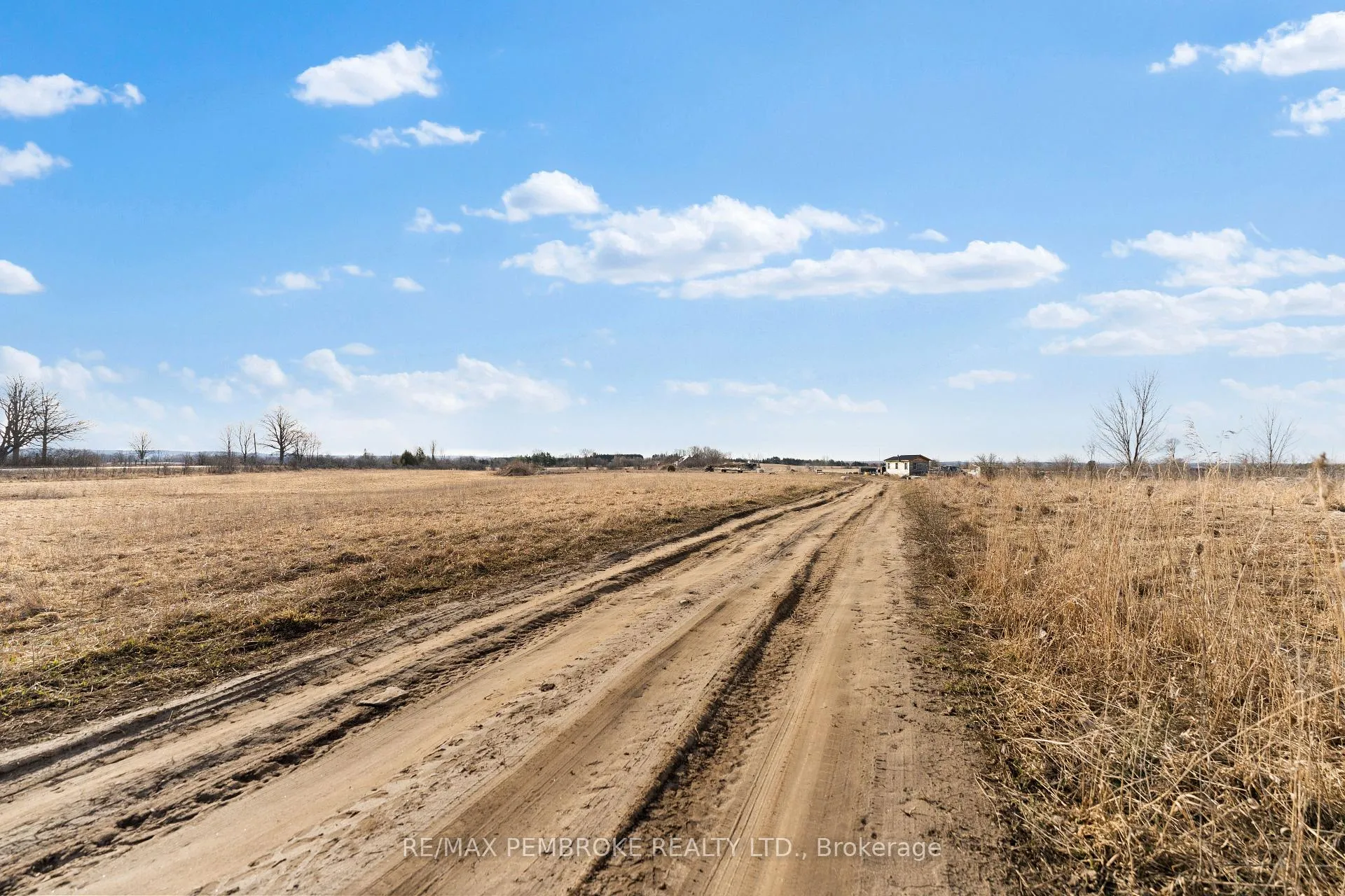 Photo 16 of 2111 Snake River Line, Laurentian Valley — HOMEH