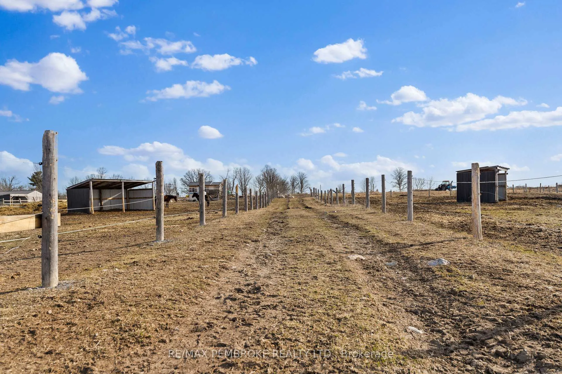 Photo 31 of 2111 Snake River Line, Laurentian Valley — HOMEH