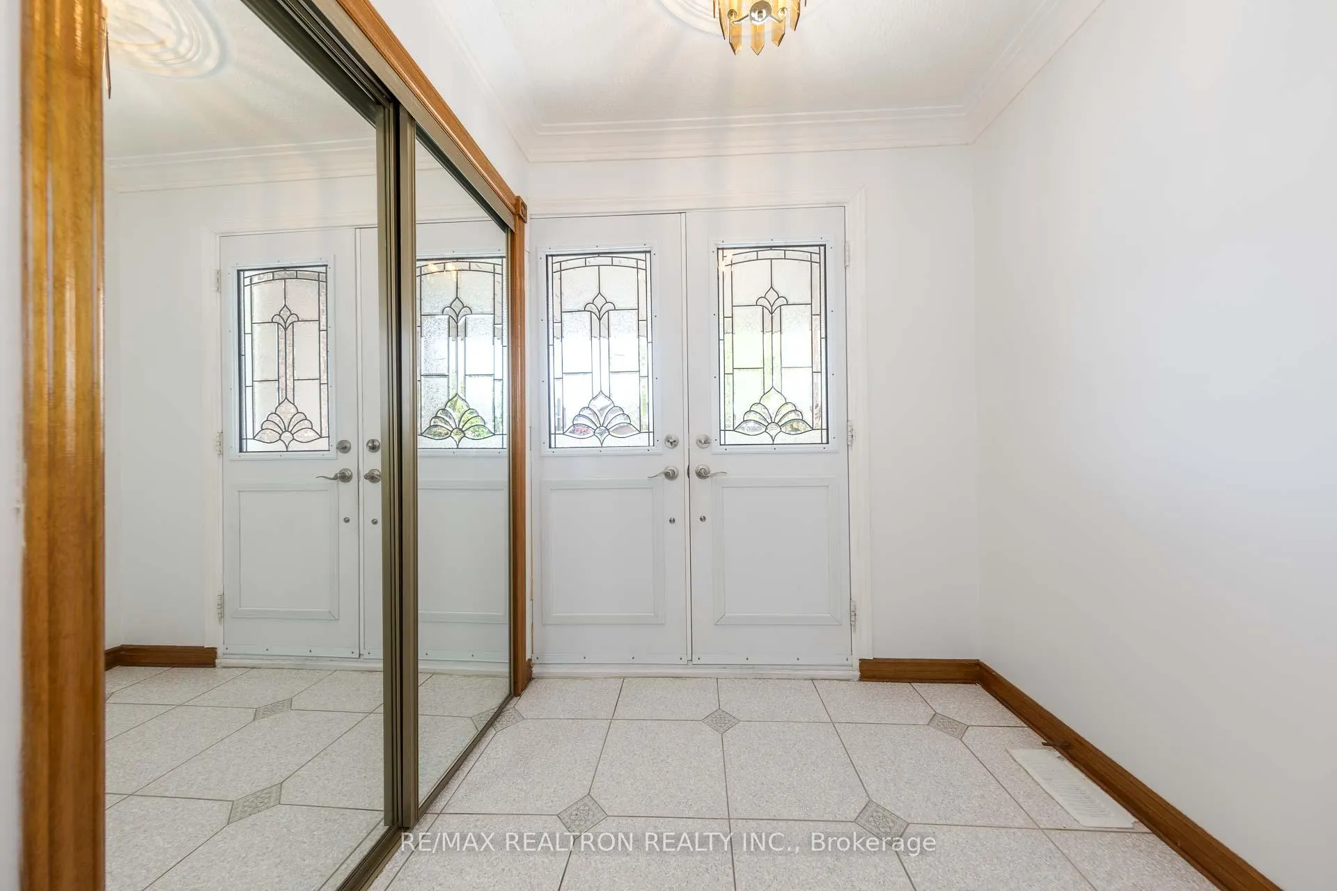 Photo 3 of 73 Saddle Tree Crescent, Vaughan, West Woodbridge — HOMEH