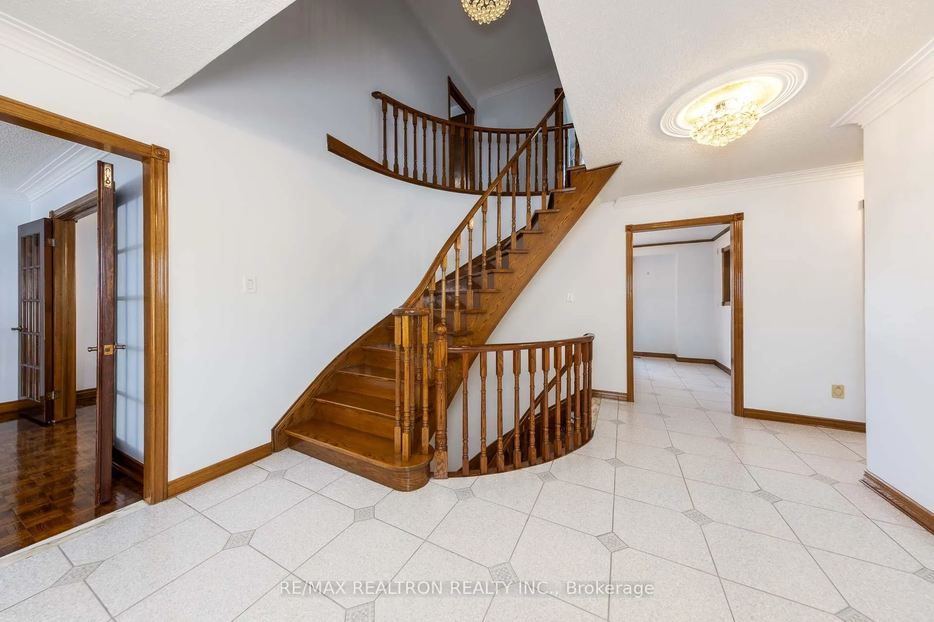 Photo 4 of 73 Saddle Tree Crescent, Vaughan, West Woodbridge — HOMEH