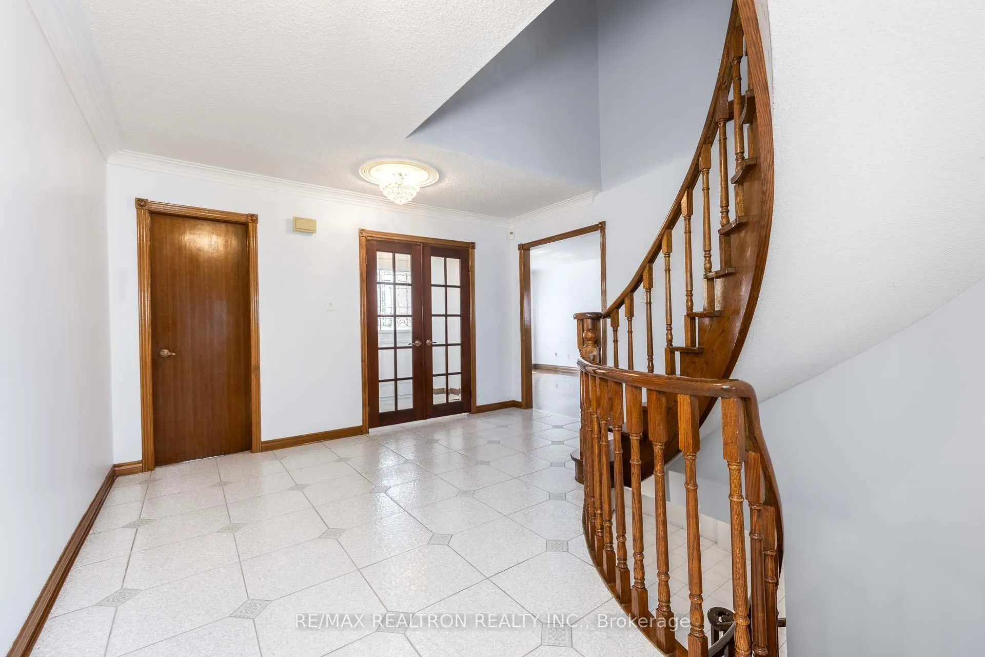 Photo 5 of 73 Saddle Tree Crescent, Vaughan, West Woodbridge — HOMEH