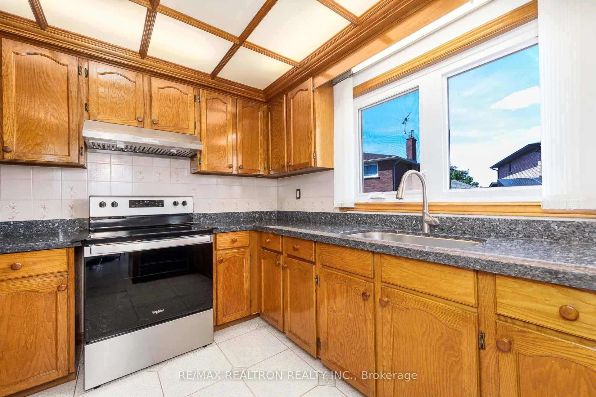 Photo 14 of 73 Saddle Tree Crescent, Vaughan, West Woodbridge — HOMEH