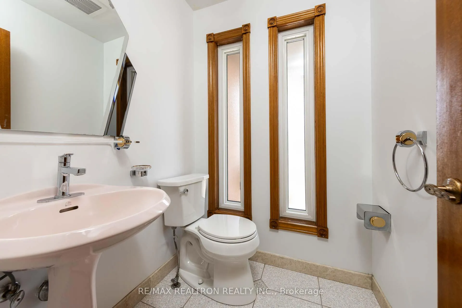 Photo 19 of 73 Saddle Tree Crescent, Vaughan, West Woodbridge — HOMEH