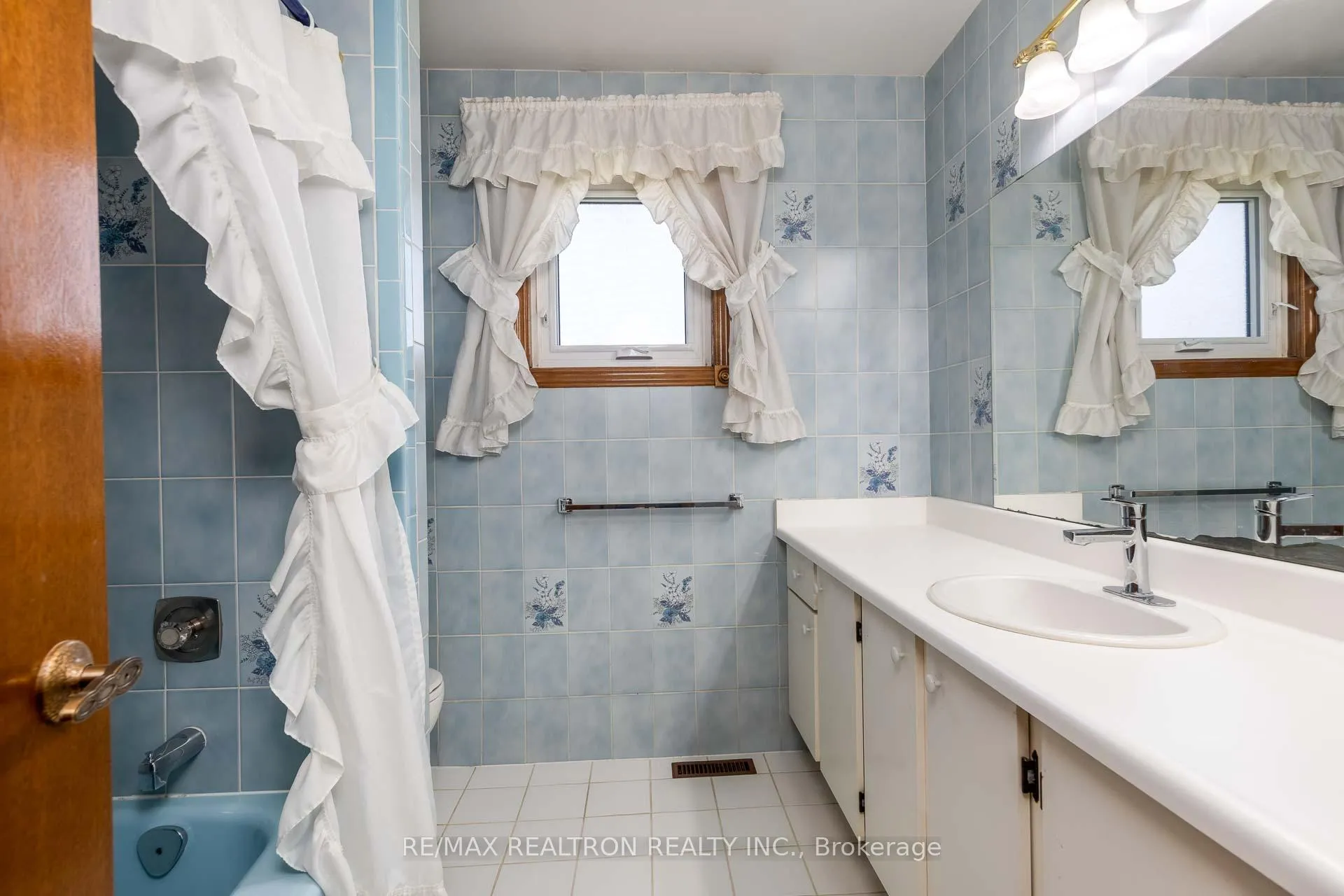Photo 28 of 73 Saddle Tree Crescent, Vaughan, West Woodbridge — HOMEH