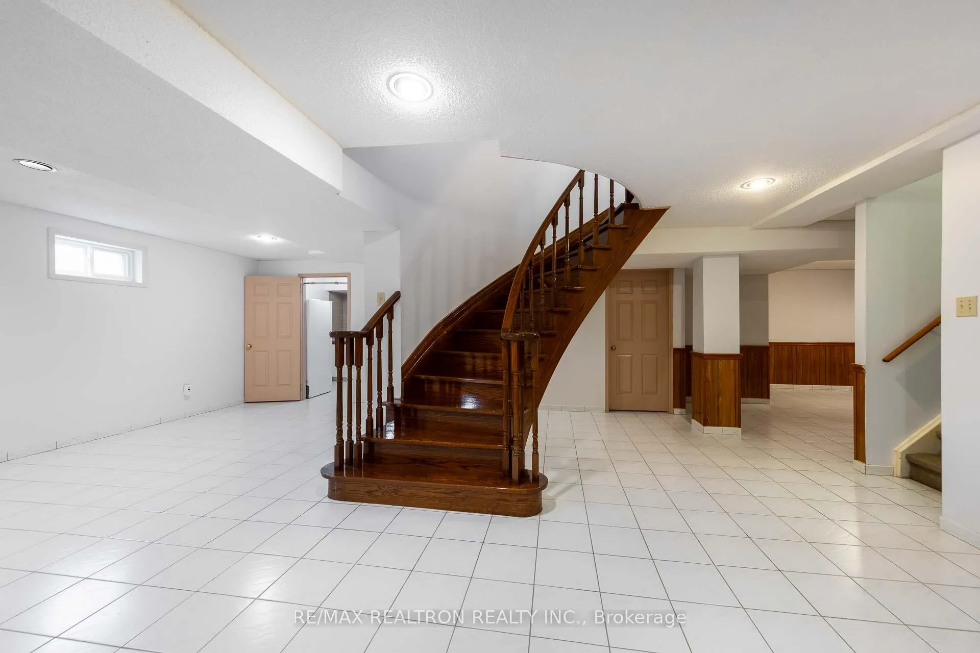 Photo 35 of 73 Saddle Tree Crescent, Vaughan, West Woodbridge — HOMEH