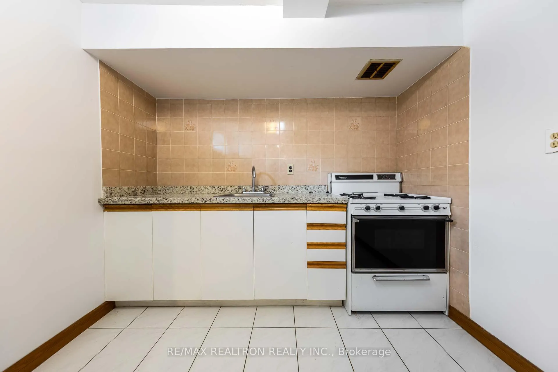 Photo 37 of 73 Saddle Tree Crescent, Vaughan, West Woodbridge — HOMEH