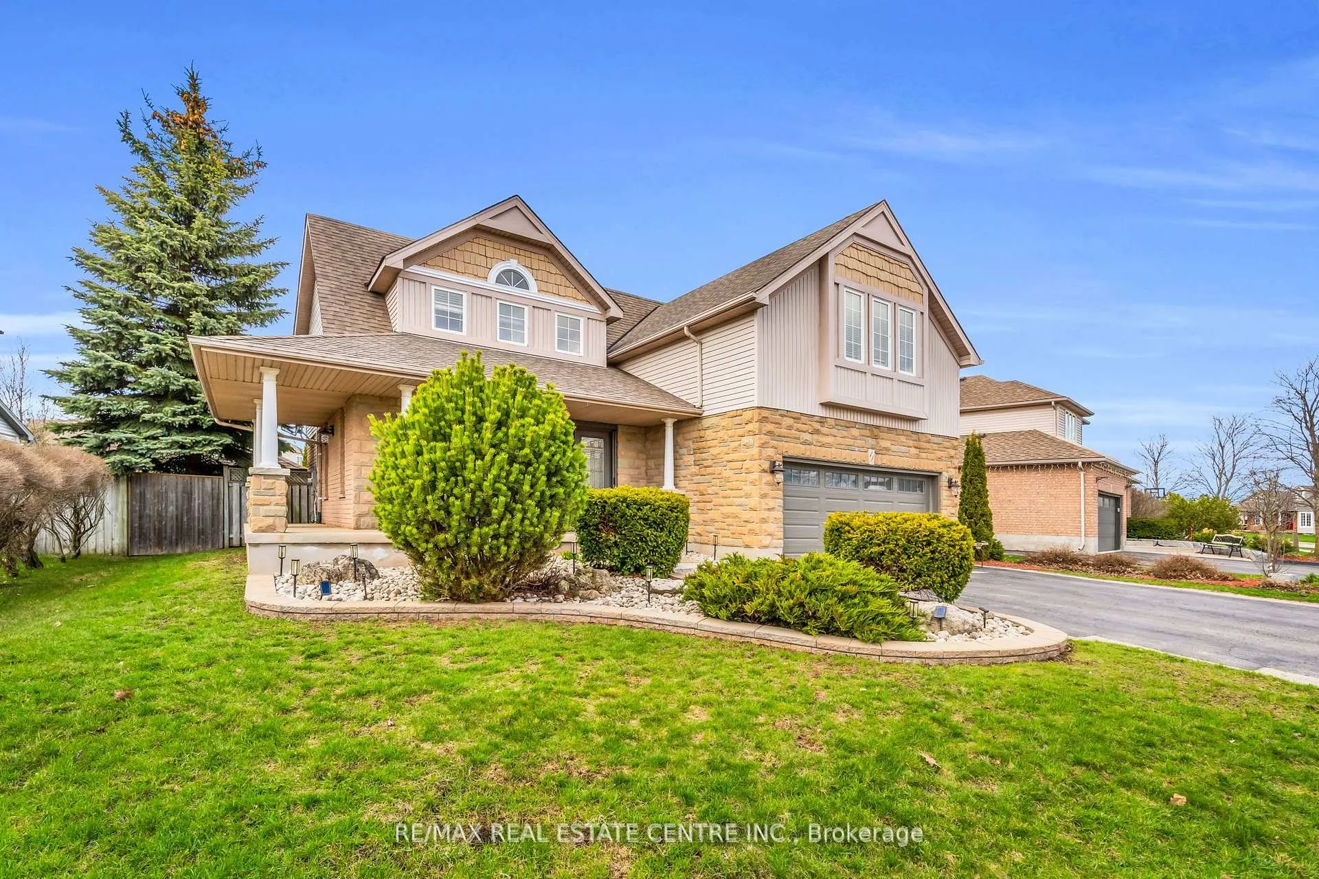 Photo 2 of 11 Chapman Road, Orangeville — HOMEH