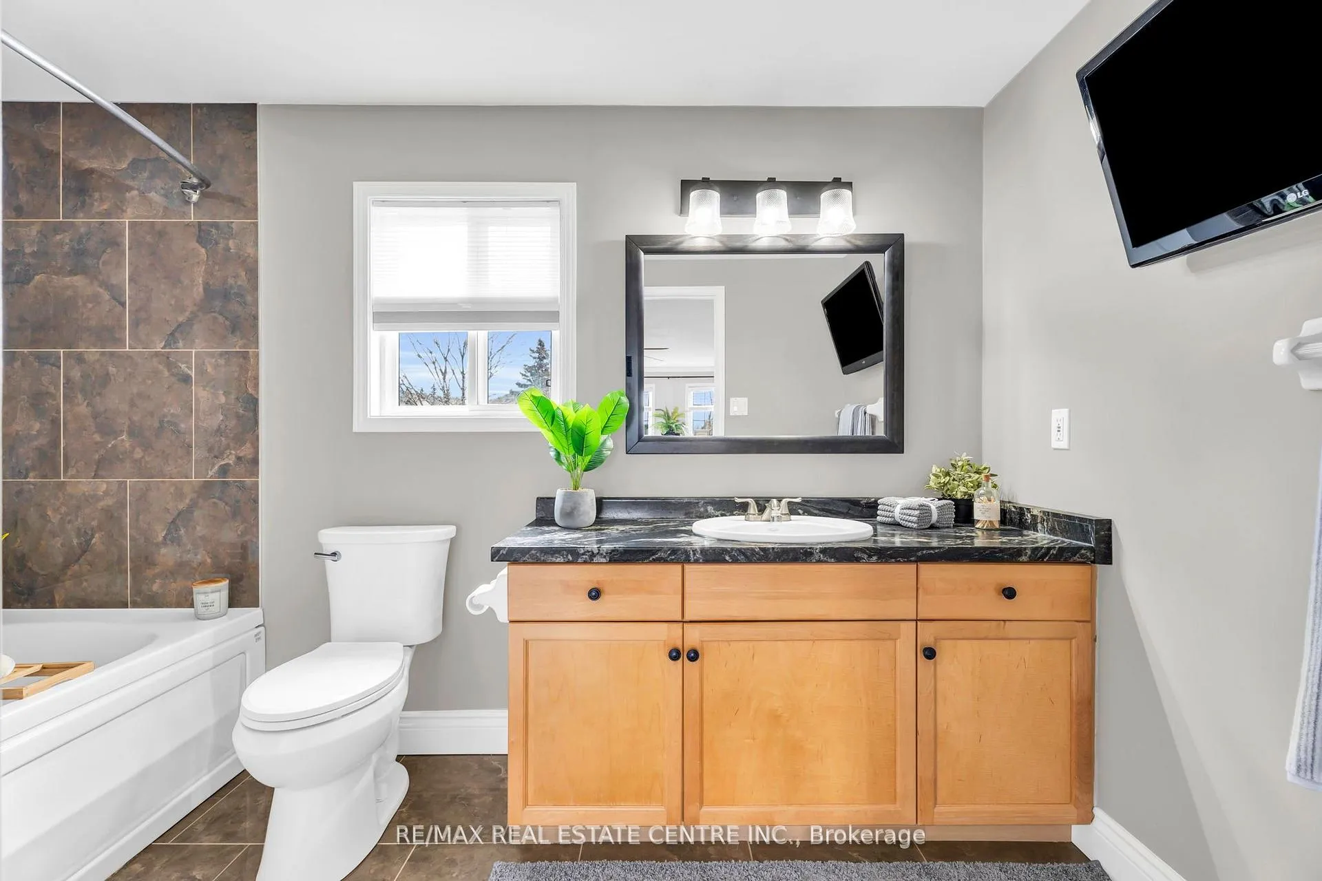 Photo 21 of 11 Chapman Road, Orangeville — HOMEH