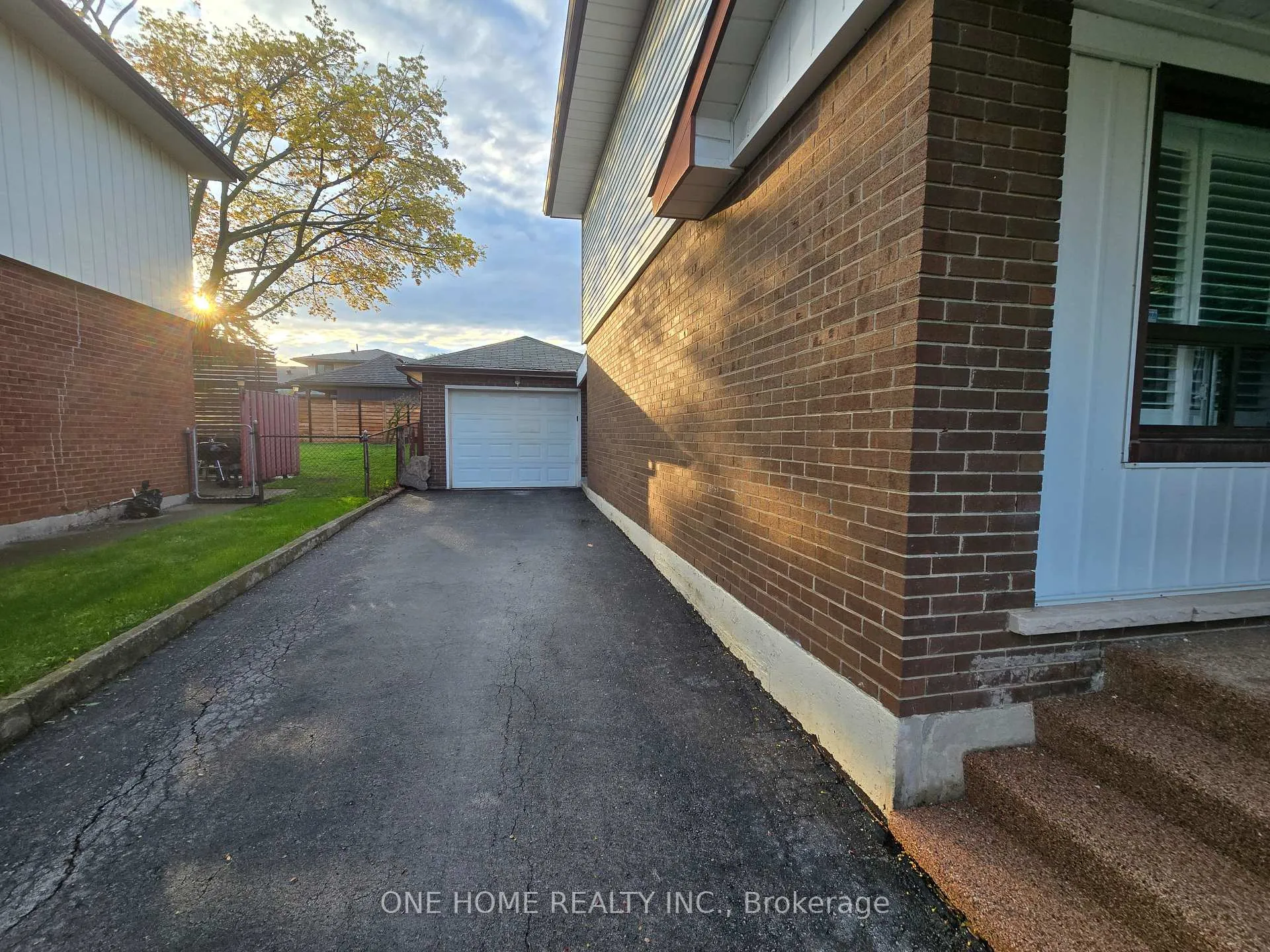 Photo 3 of 223 Elmwood Road, Oakville, Central — HOMEH