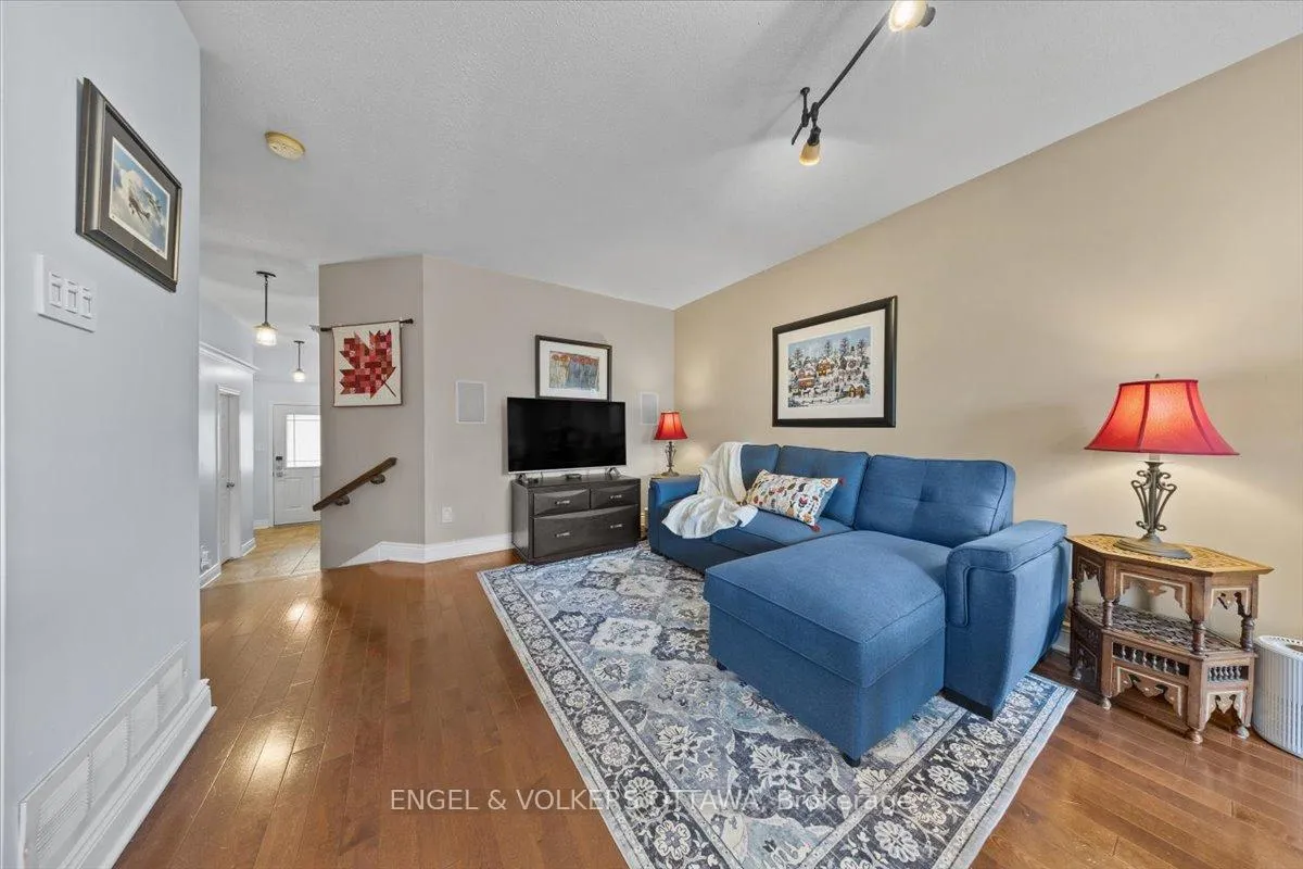 Photo 8 of 319 Hillsboro Private, Ottawa, Kanata - Emerald Meadows/Trailwest — HOMEH