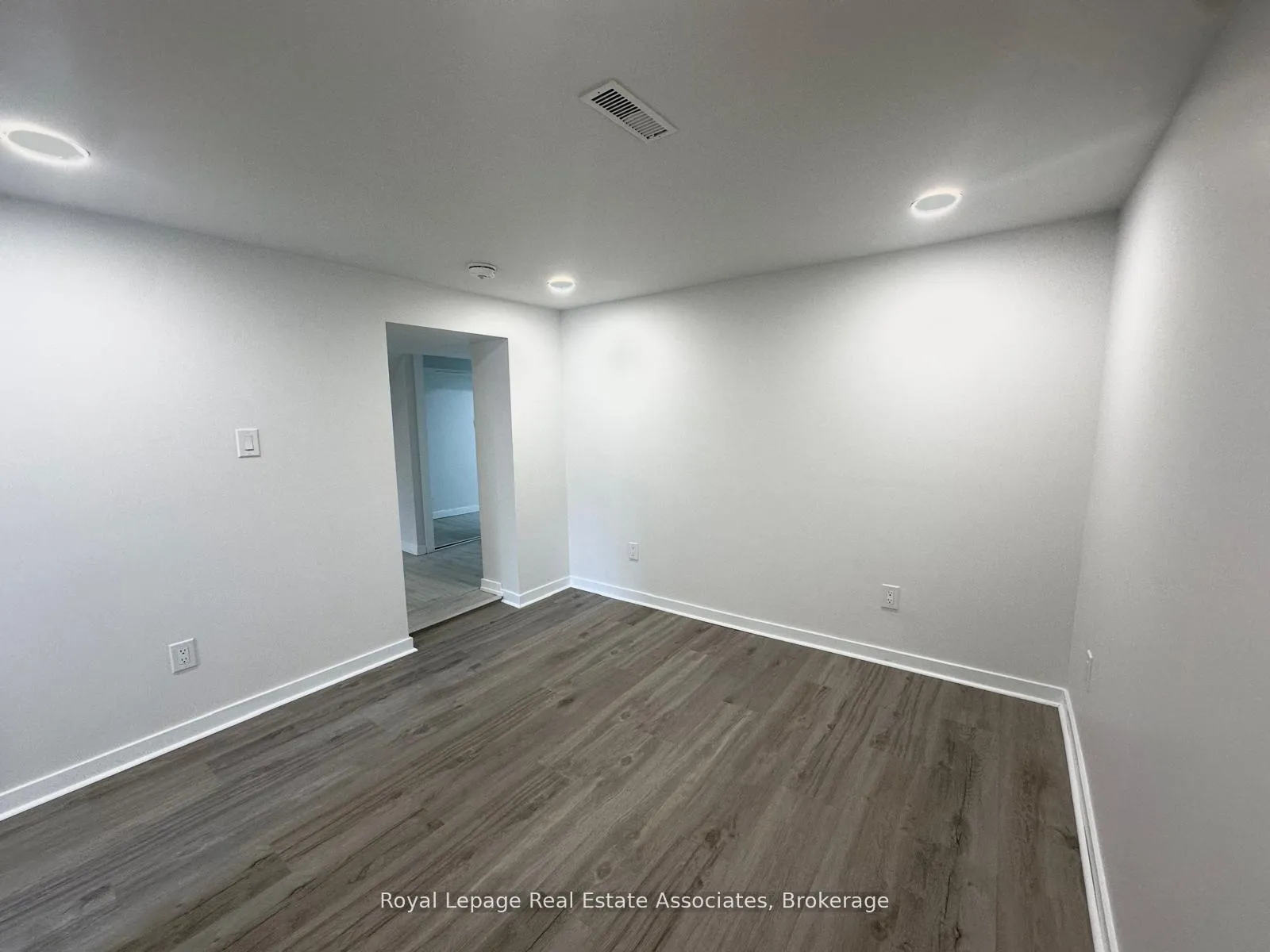 Photo 5 of Unit Lower, 377 Jackson Street W, Hamilton, Kirkendall — HOMEH