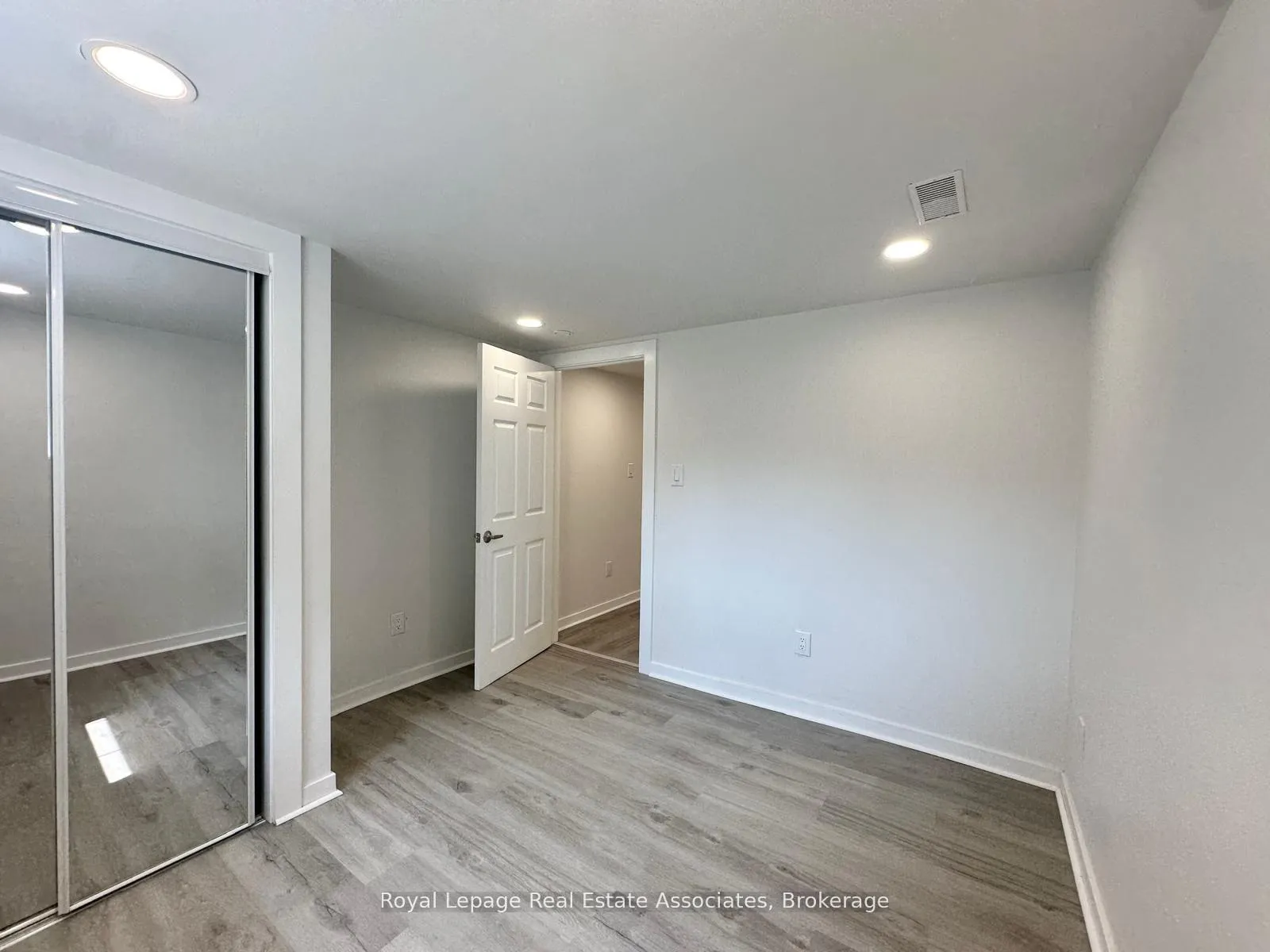 Photo 6 of Unit Lower, 377 Jackson Street W, Hamilton, Kirkendall — HOMEH
