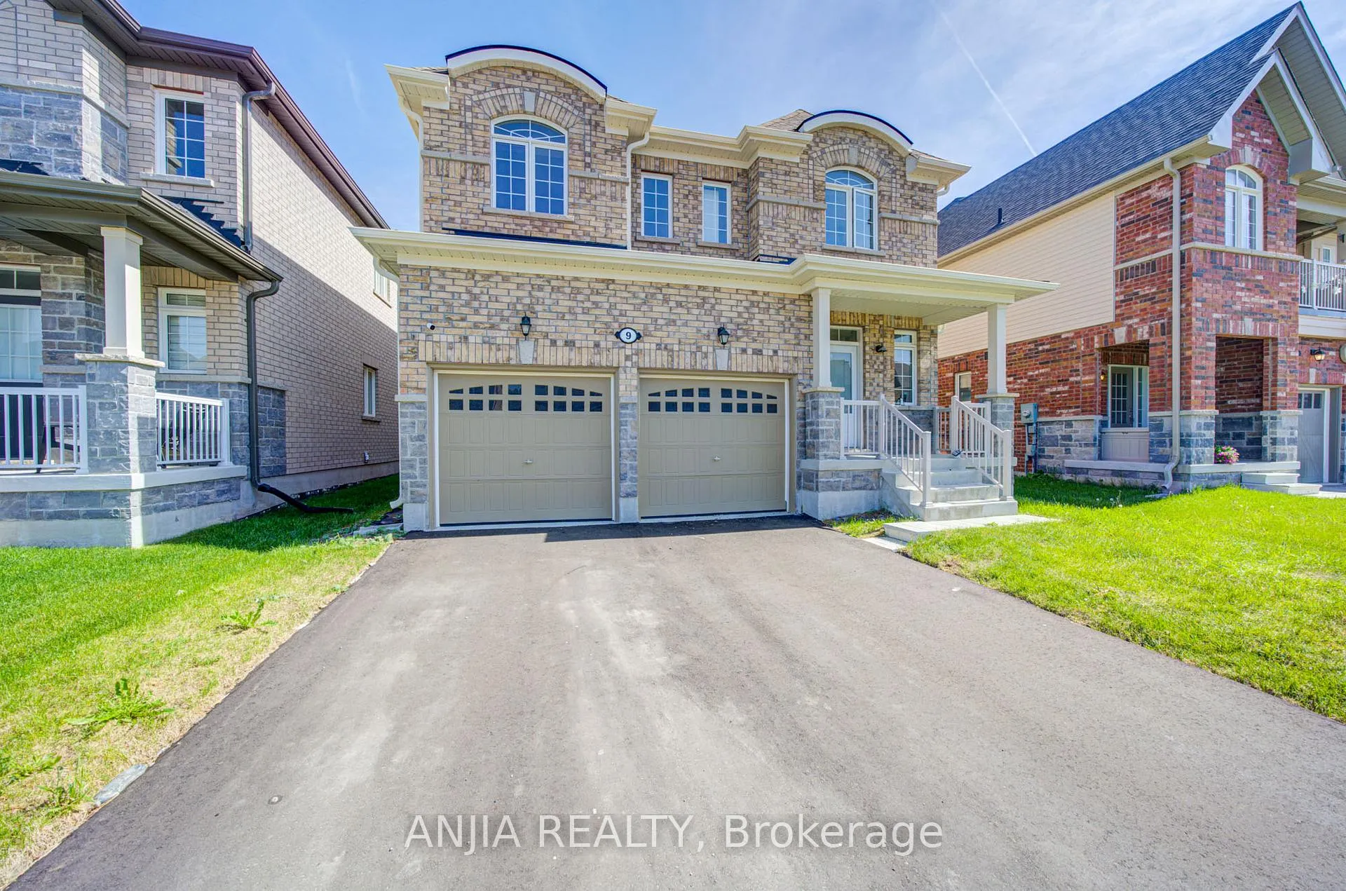 Photo 2 of 9 Cliff Thompson Court, Georgina, Sutton & Jackson's Point — HOMEH