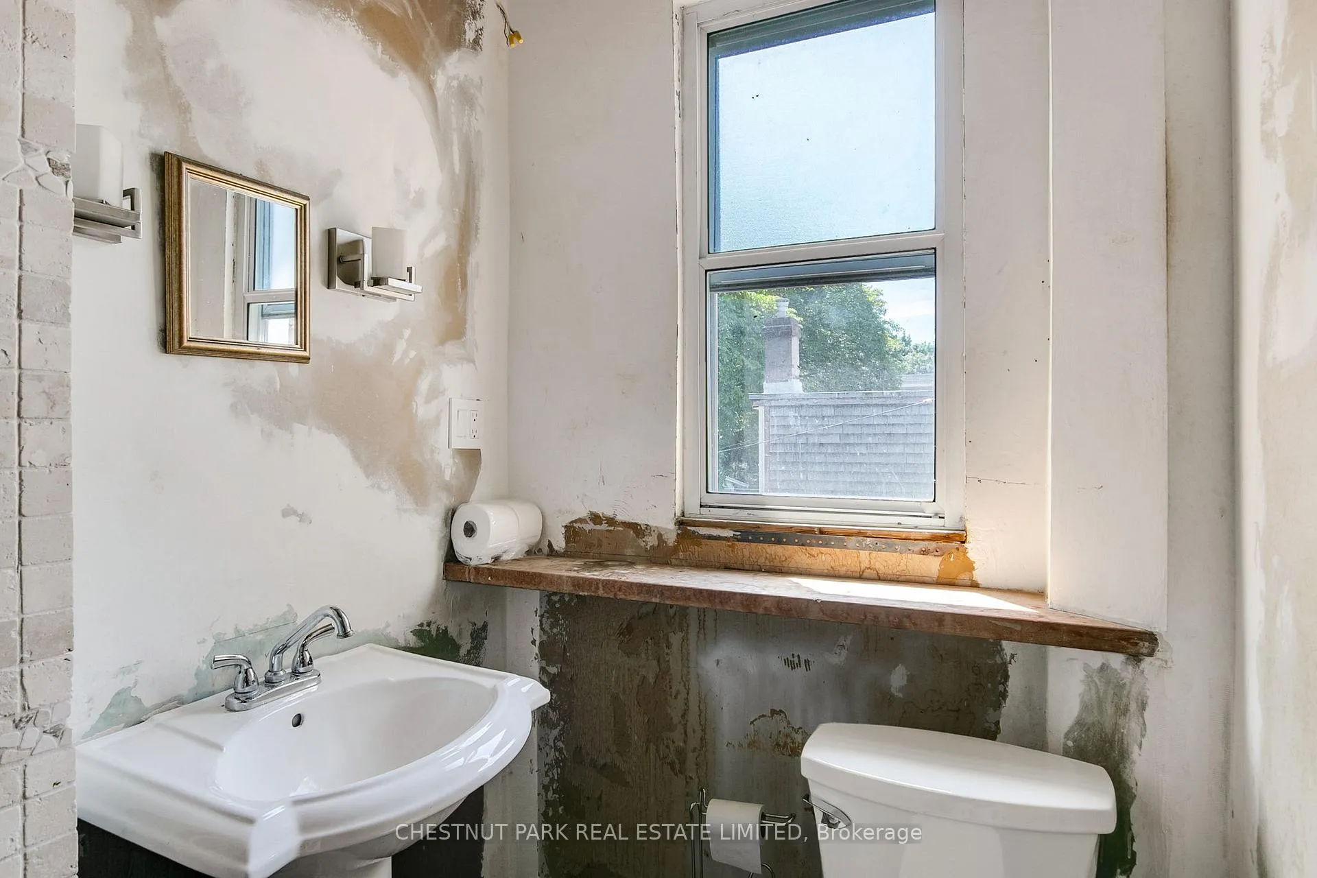 Photo 23 of 39 Devon Road, Toronto, East End-Danforth — HOMEH