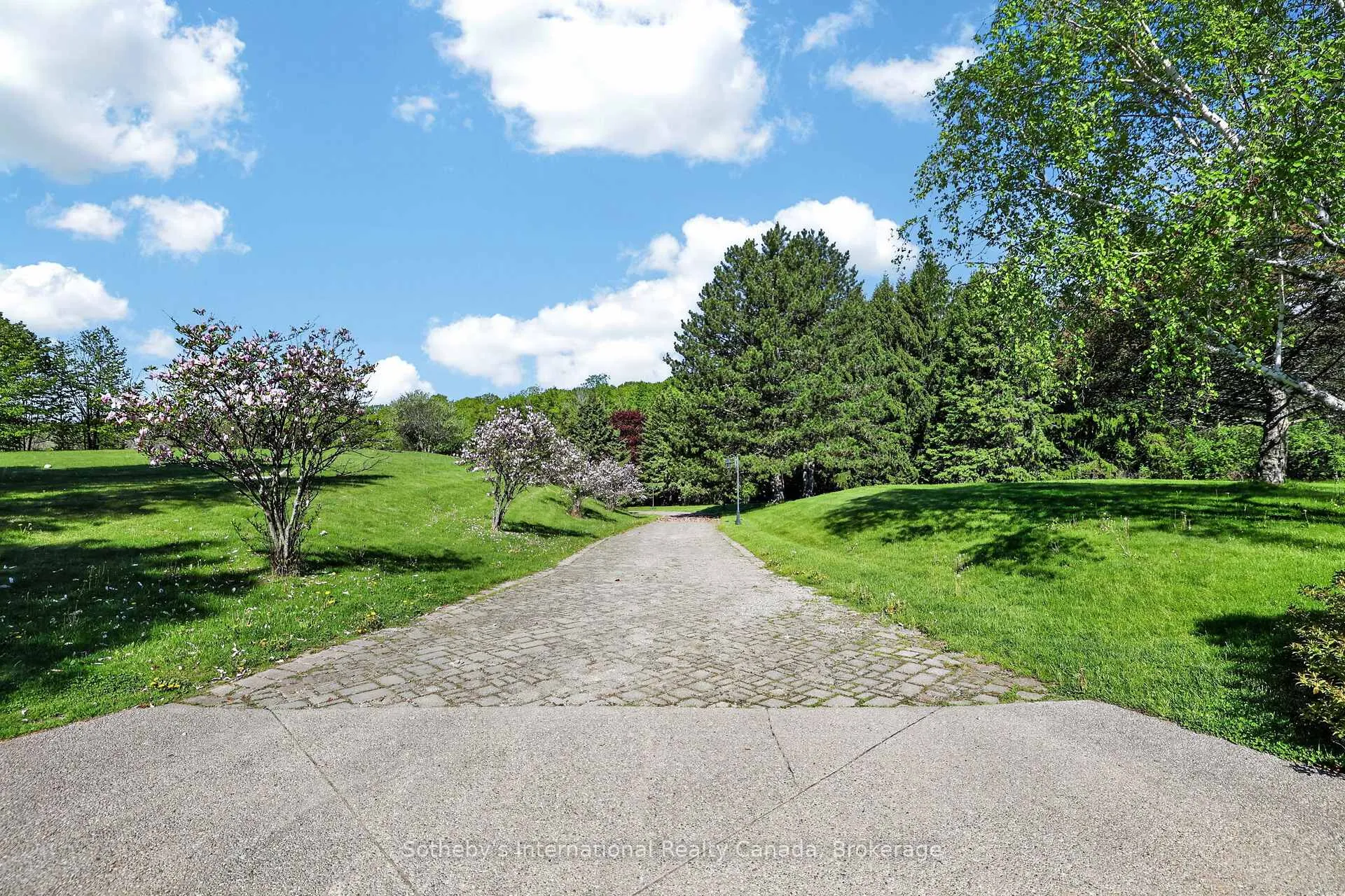Photo 2 of 110 Palmer Circle, Caledon, Palgrave — HOMEH
