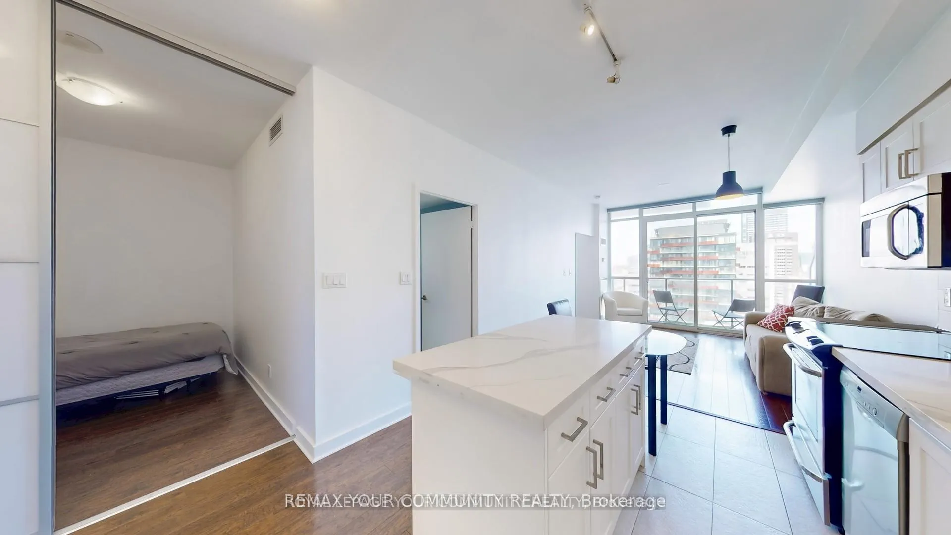 Photo 4 of Unit 2305, 126 Simcoe St Street, Toronto, Waterfront Communities — HOMEH