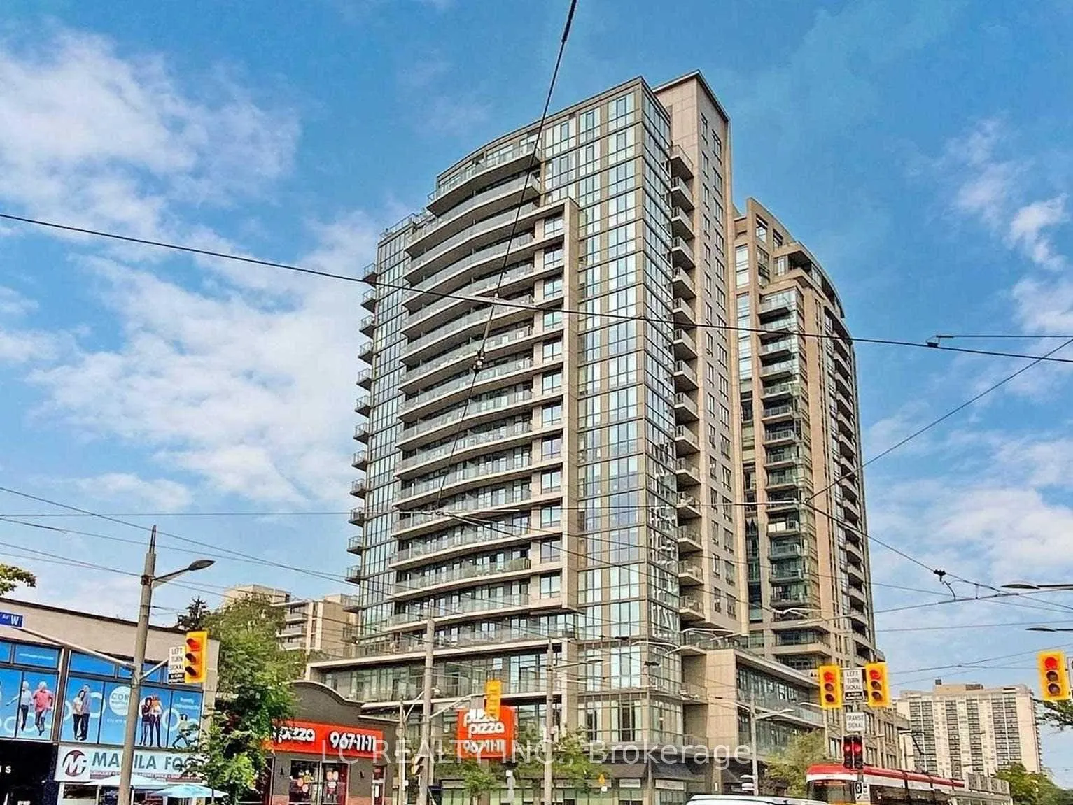 Front of Unit 904, 530 St Clair Avenue W