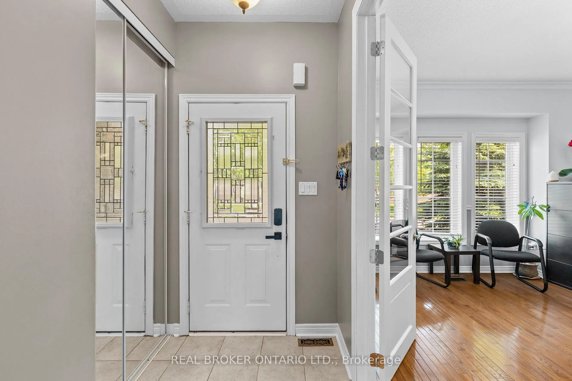 Photo 5 of 17 Cranberry Lane, Barrie, 400 West — HOMEH