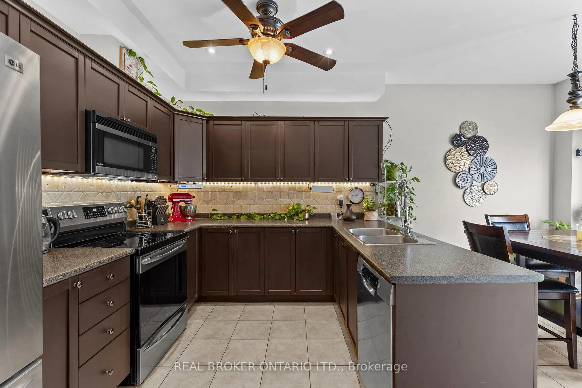 Photo 10 of 17 Cranberry Lane, Barrie, 400 West — HOMEH