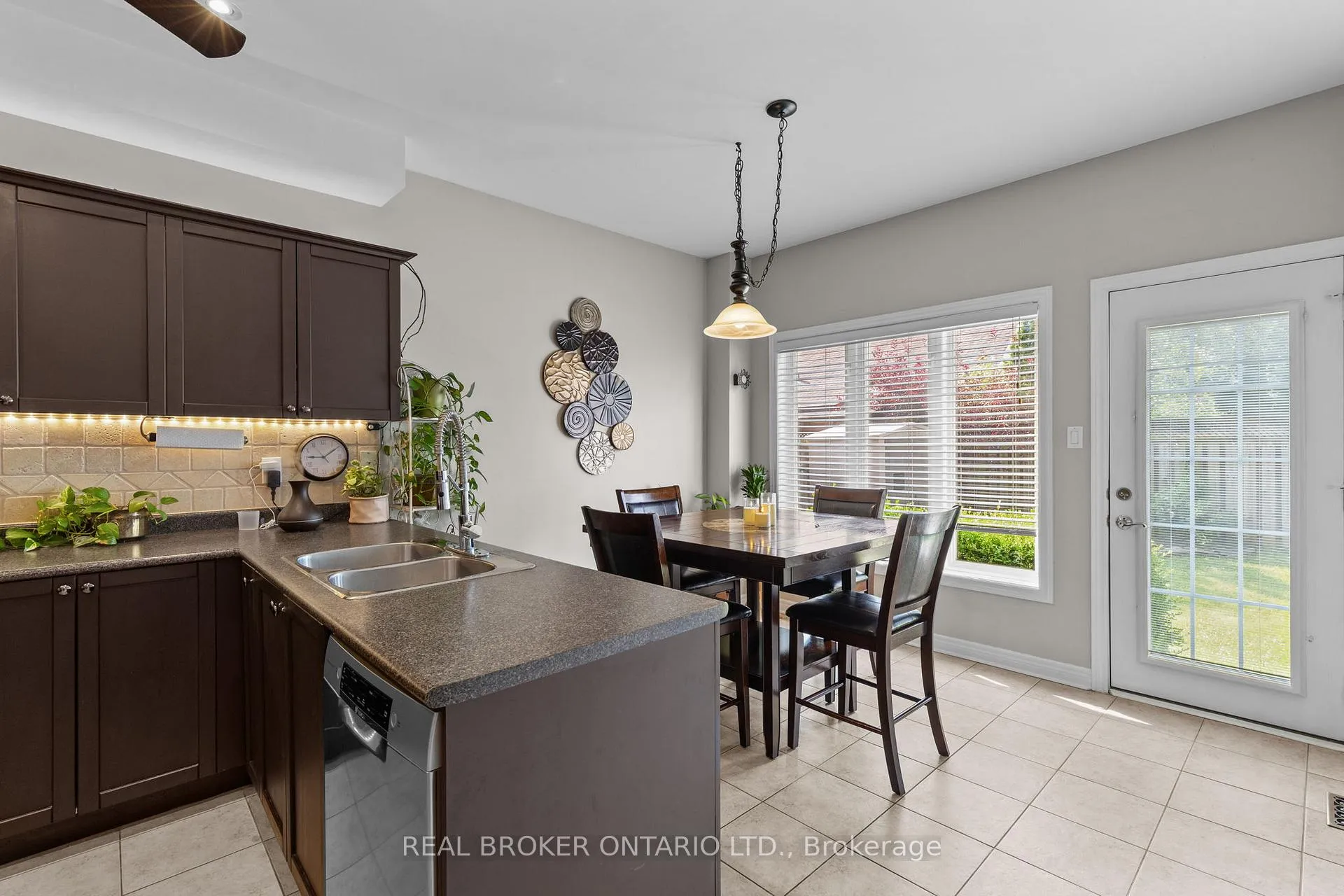 Photo 11 of 17 Cranberry Lane, Barrie, 400 West — HOMEH