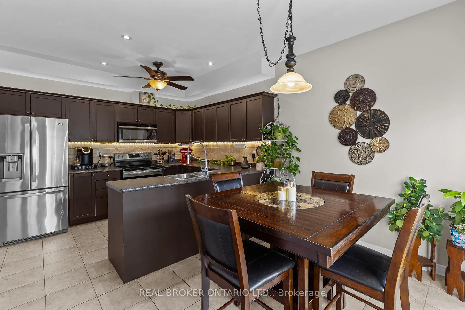 Photo 12 of 17 Cranberry Lane, Barrie, 400 West — HOMEH