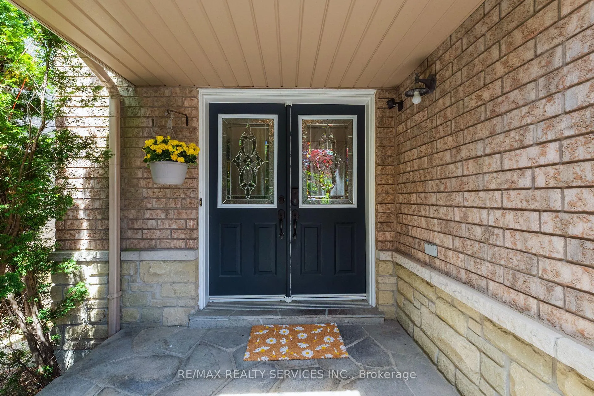Photo 3 of 295 Queen Mary Drive, Brampton, Fletcher's Meadow — HOMEH