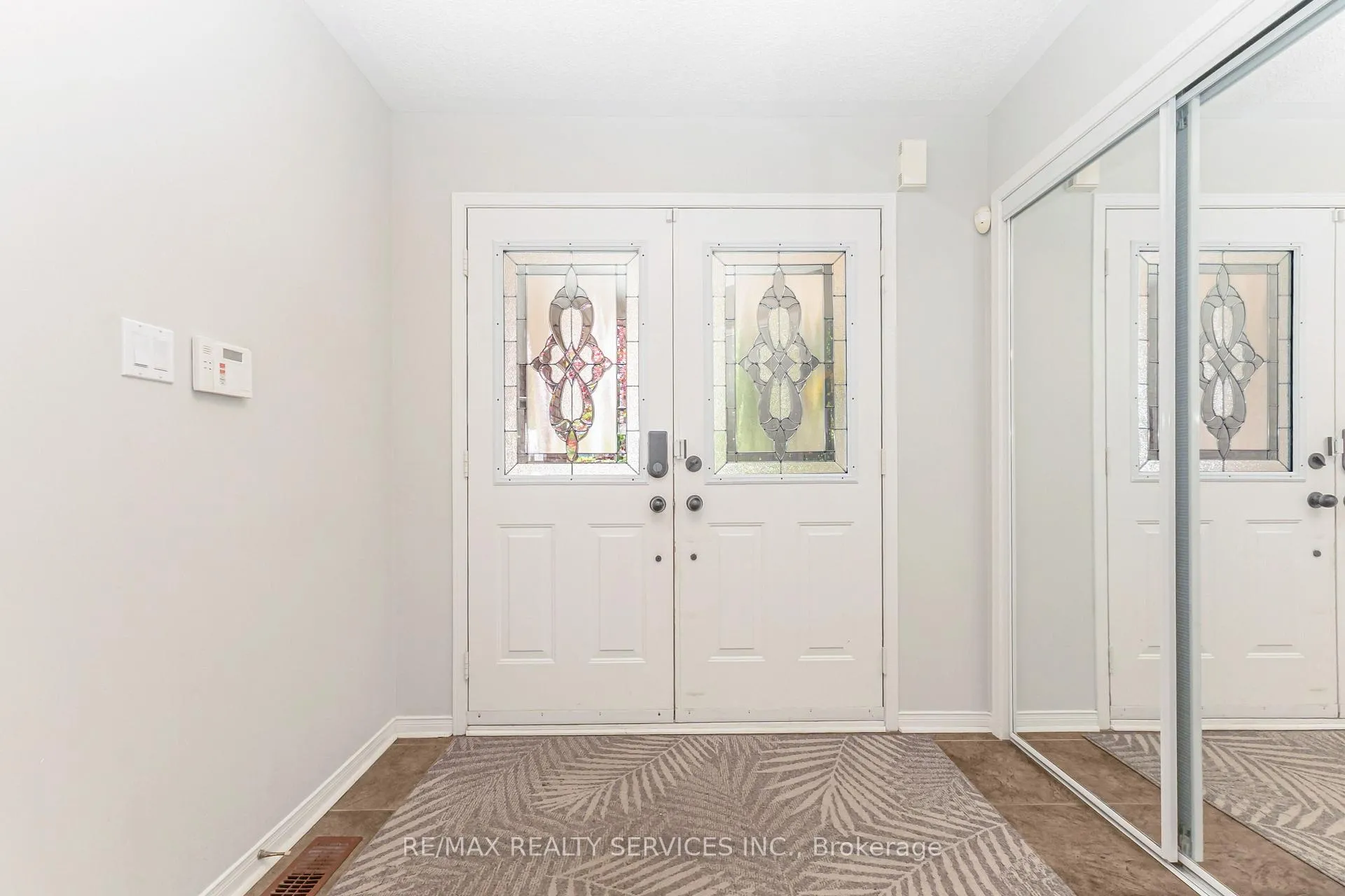 Photo 4 of 295 Queen Mary Drive, Brampton, Fletcher's Meadow — HOMEH