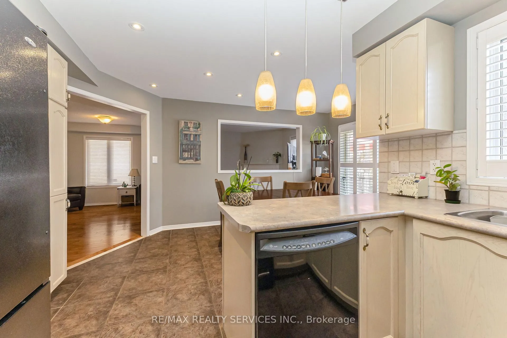 Photo 13 of 295 Queen Mary Drive, Brampton, Fletcher's Meadow — HOMEH