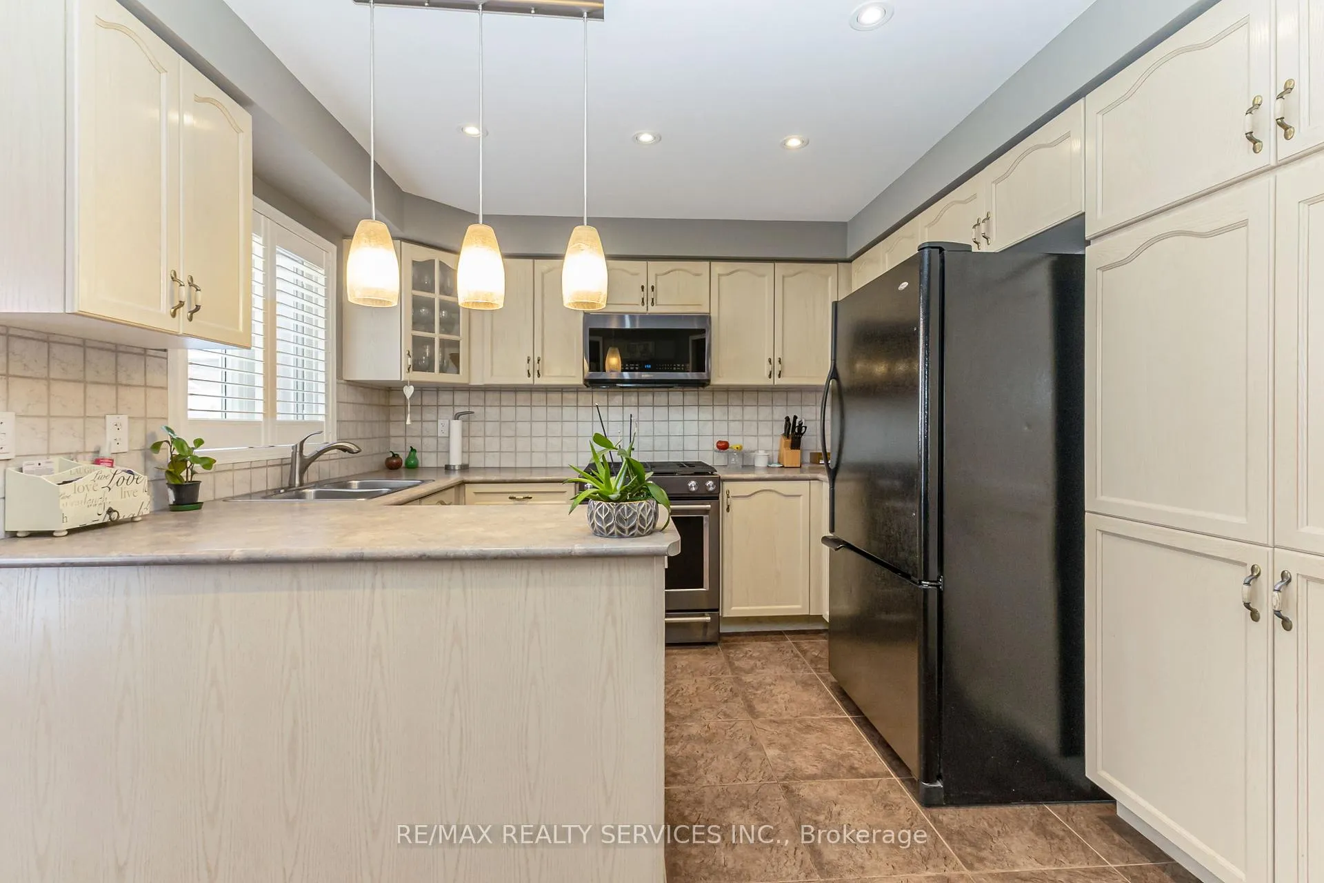 Photo 14 of 295 Queen Mary Drive, Brampton, Fletcher's Meadow — HOMEH