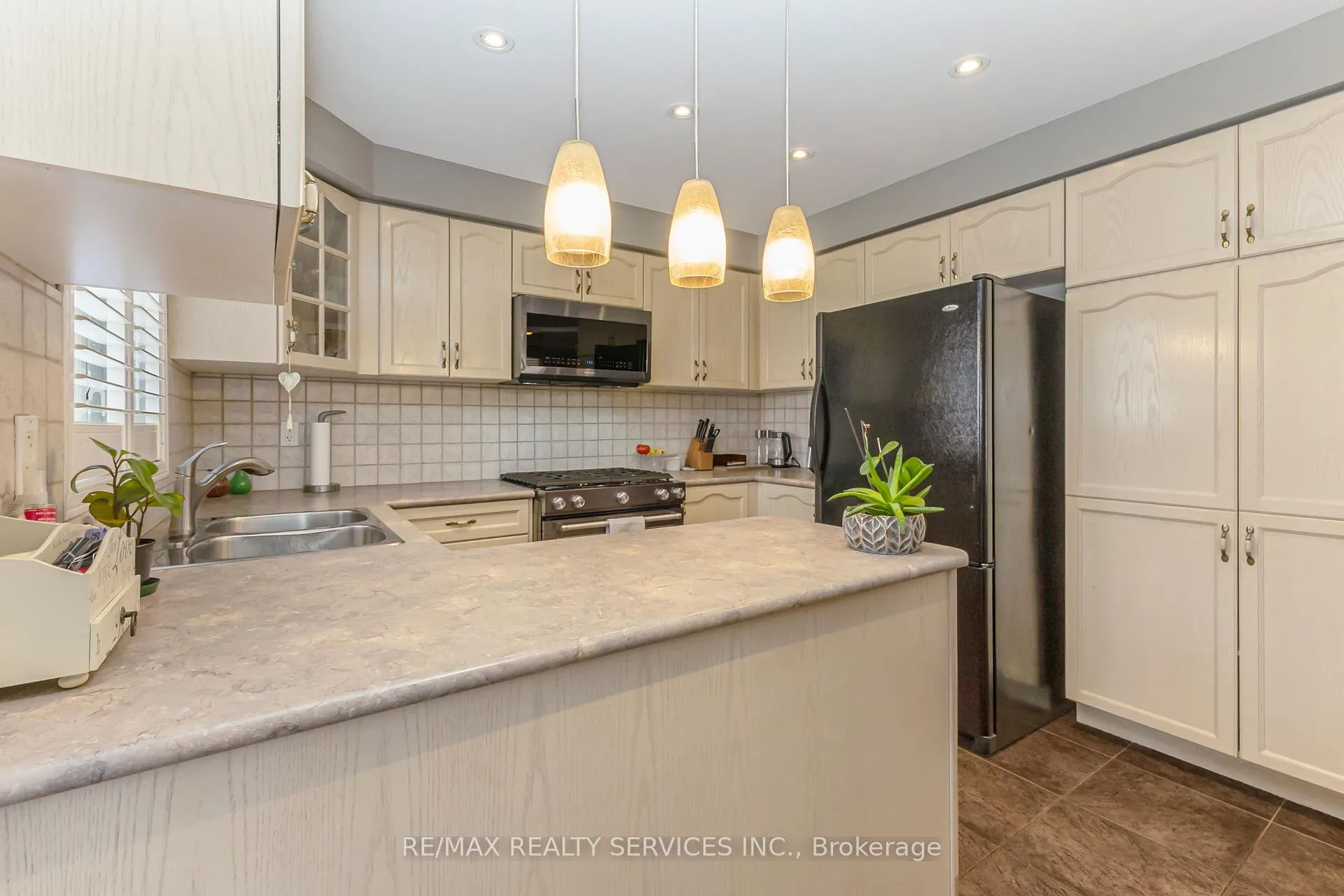 Photo 15 of 295 Queen Mary Drive, Brampton, Fletcher's Meadow — HOMEH