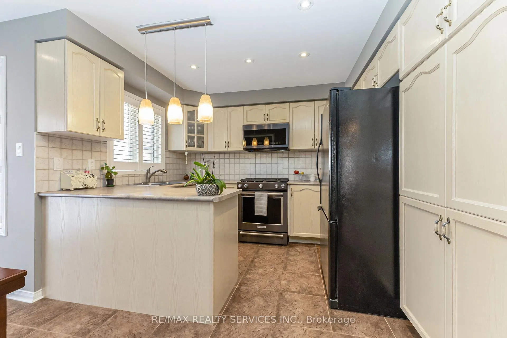 Photo 16 of 295 Queen Mary Drive, Brampton, Fletcher's Meadow — HOMEH
