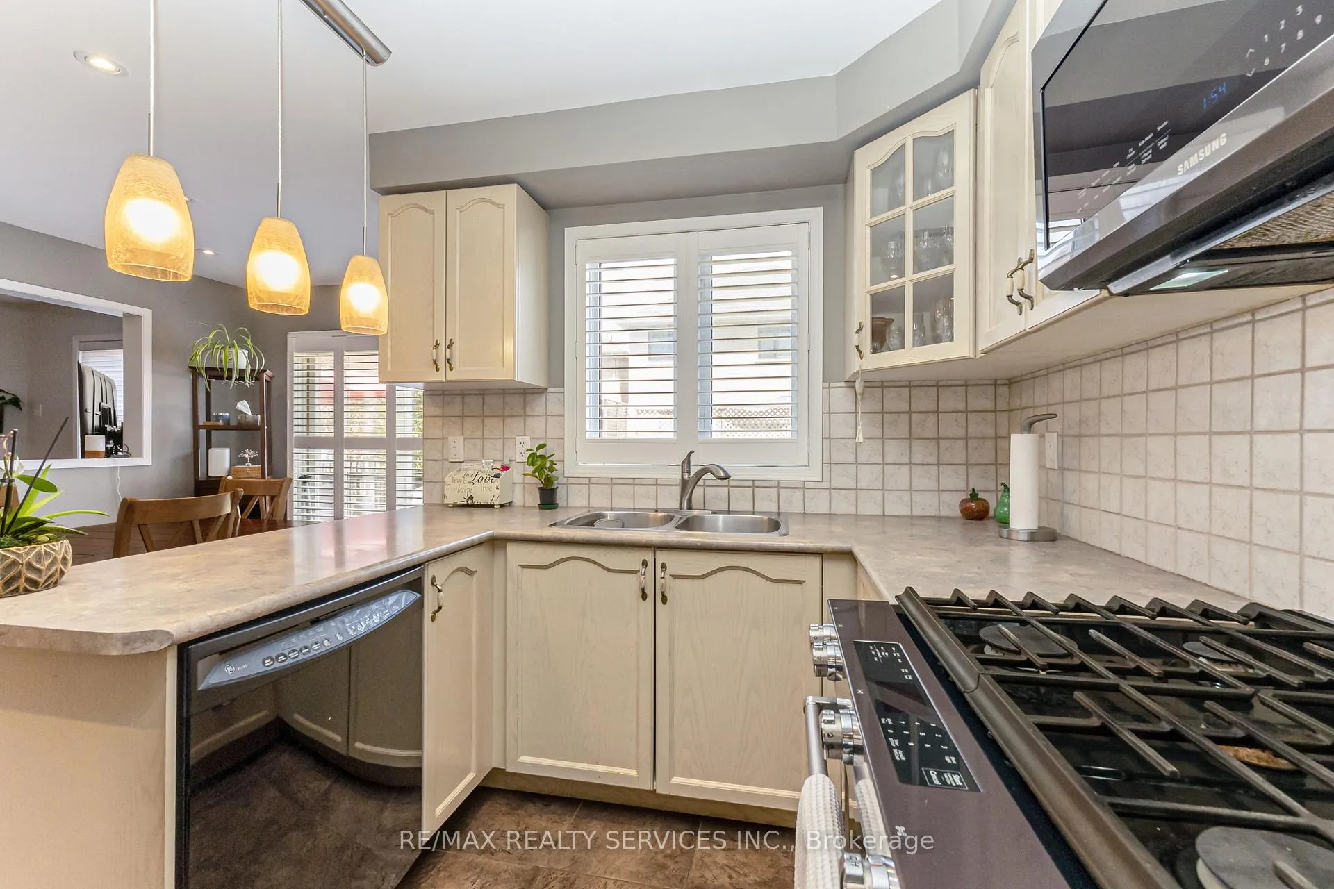 Photo 17 of 295 Queen Mary Drive, Brampton, Fletcher's Meadow — HOMEH