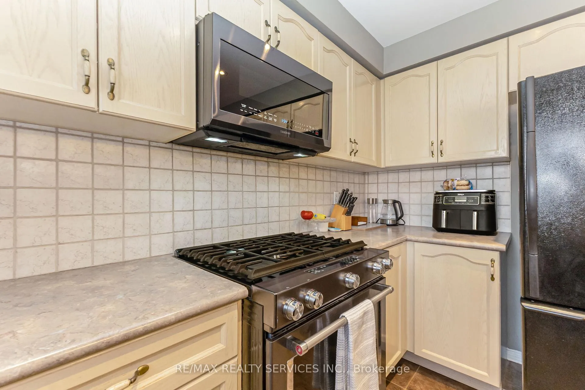 Photo 19 of 295 Queen Mary Drive, Brampton, Fletcher's Meadow — HOMEH