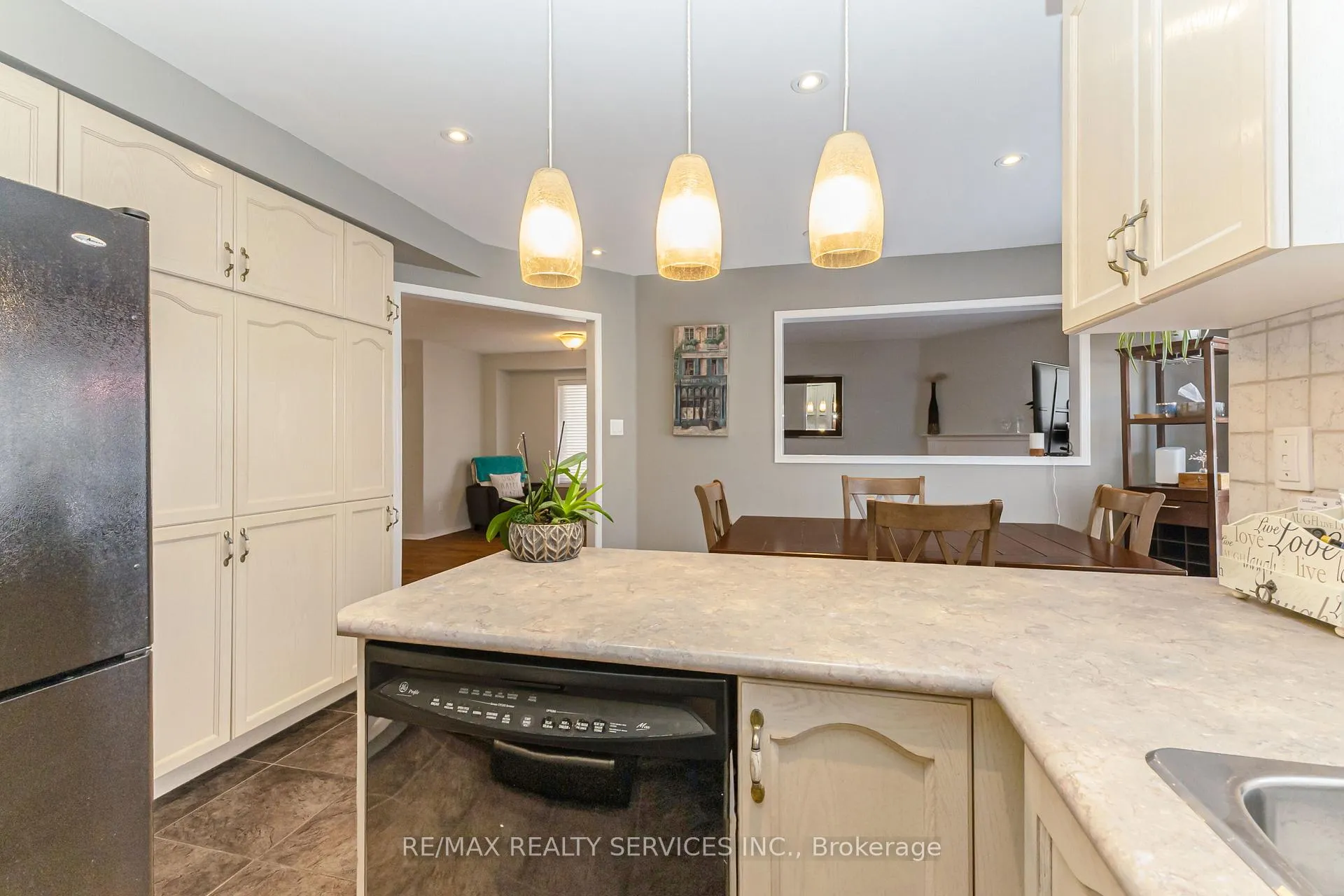 Photo 20 of 295 Queen Mary Drive, Brampton, Fletcher's Meadow — HOMEH