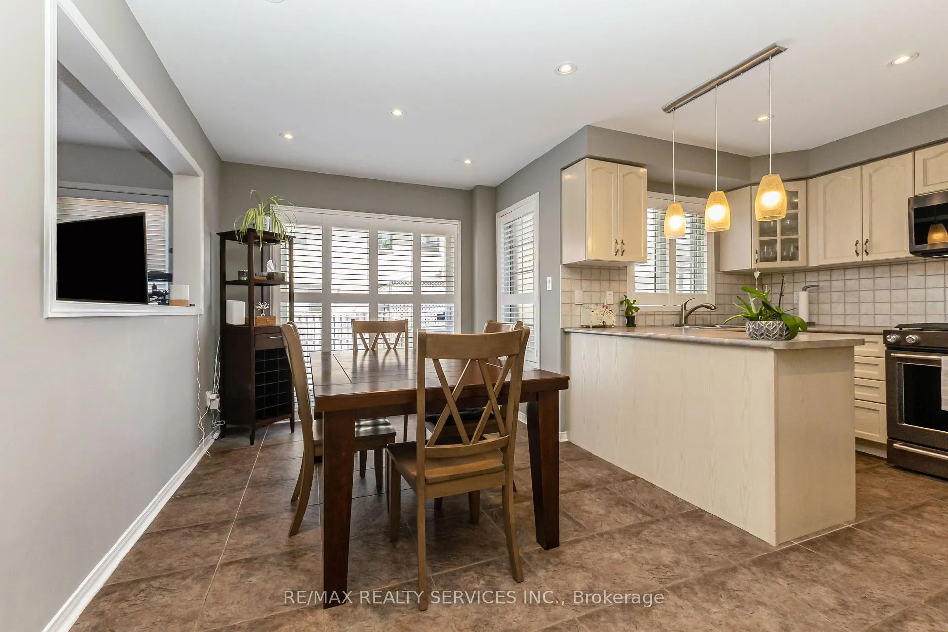 Photo 21 of 295 Queen Mary Drive, Brampton, Fletcher's Meadow — HOMEH